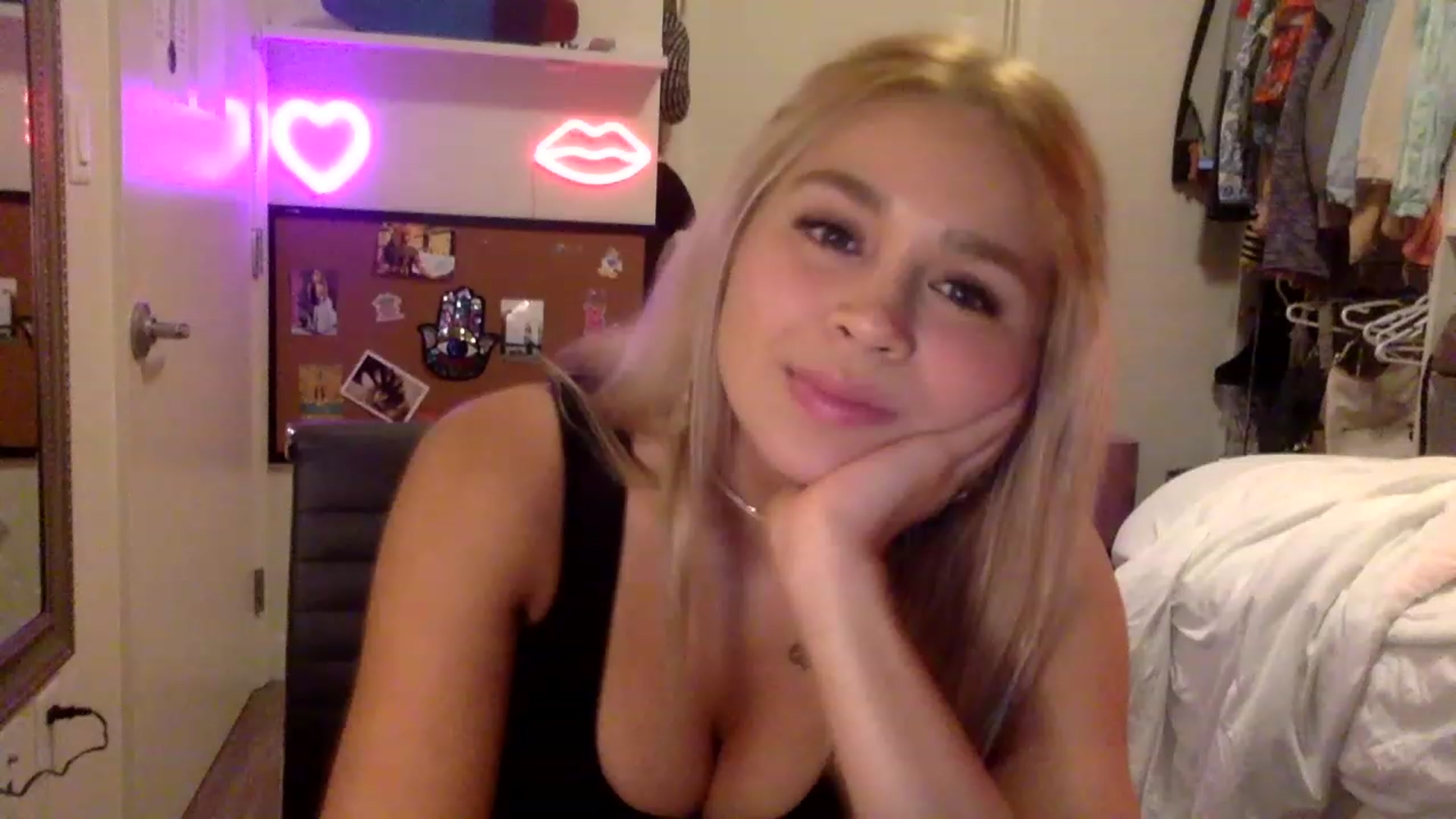 Gallery image thumbnail from sincerelypeny's myfreecams stream on, 04/28/2023, 03:39 image 17 of 20