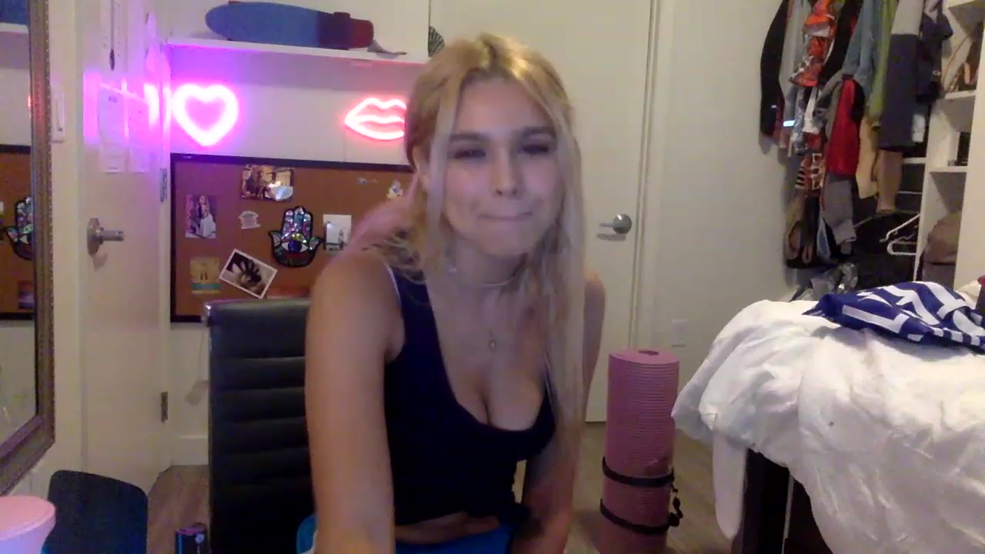 Gallery image thumbnail from sincerelypeny's myfreecams stream on, 05/07/2023, 23:28 image 2 of 20