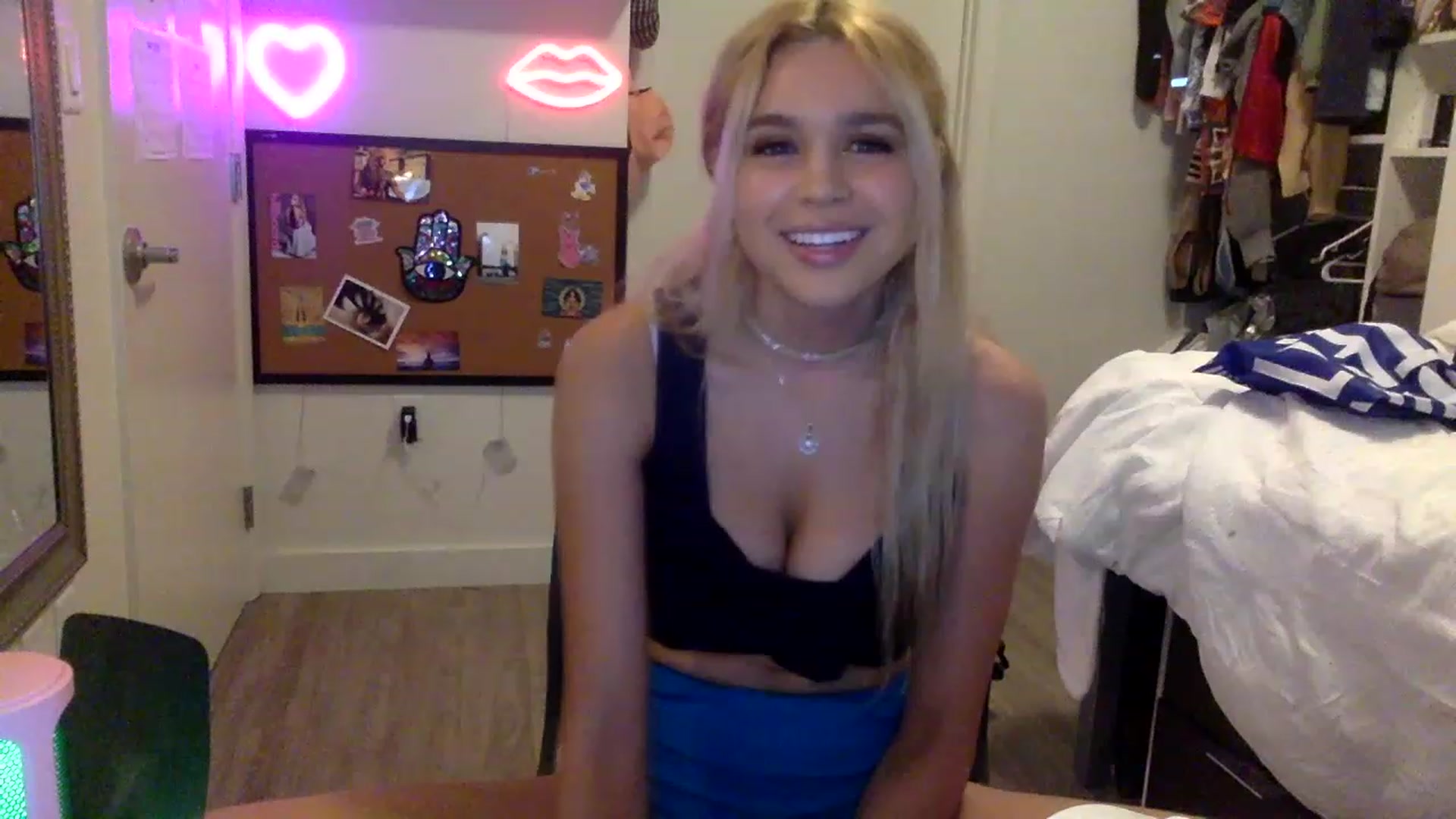 Gallery image thumbnail from sincerelypeny's myfreecams stream on, 05/07/2023, 23:28 image 16 of 20