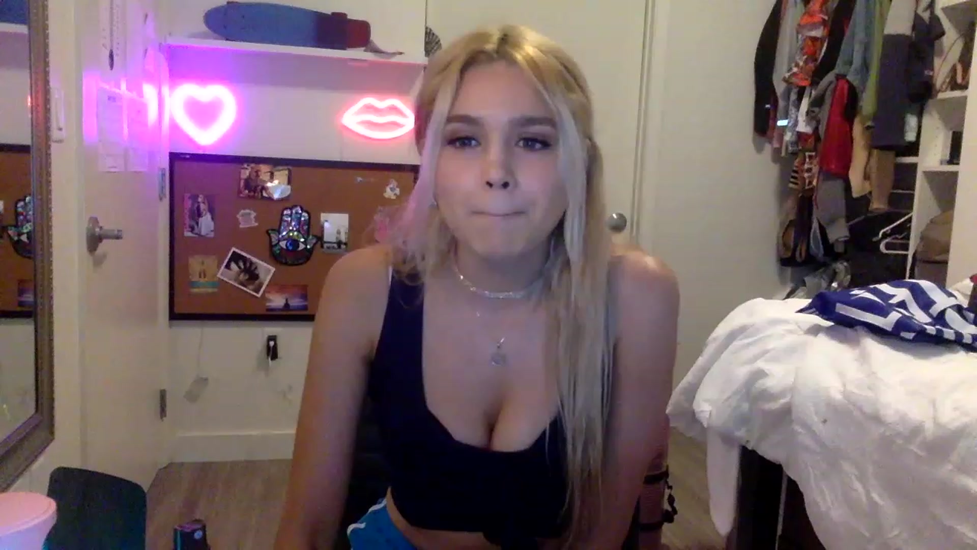 Gallery image thumbnail from sincerelypeny's myfreecams stream on, 05/07/2023, 23:28 image 3 of 20