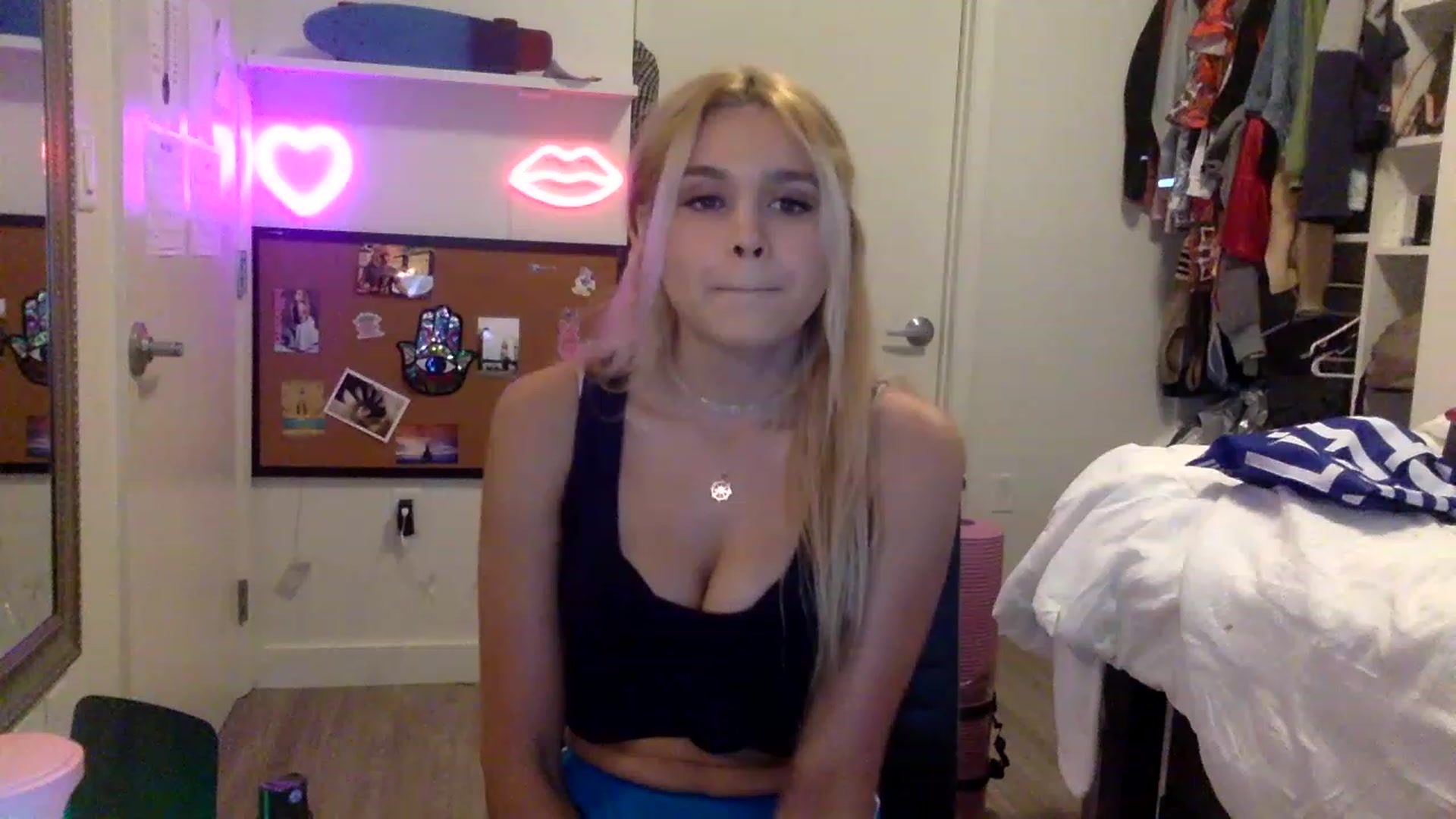 Gallery image thumbnail from sincerelypeny's myfreecams stream on, 05/07/2023, 23:28 image 4 of 20