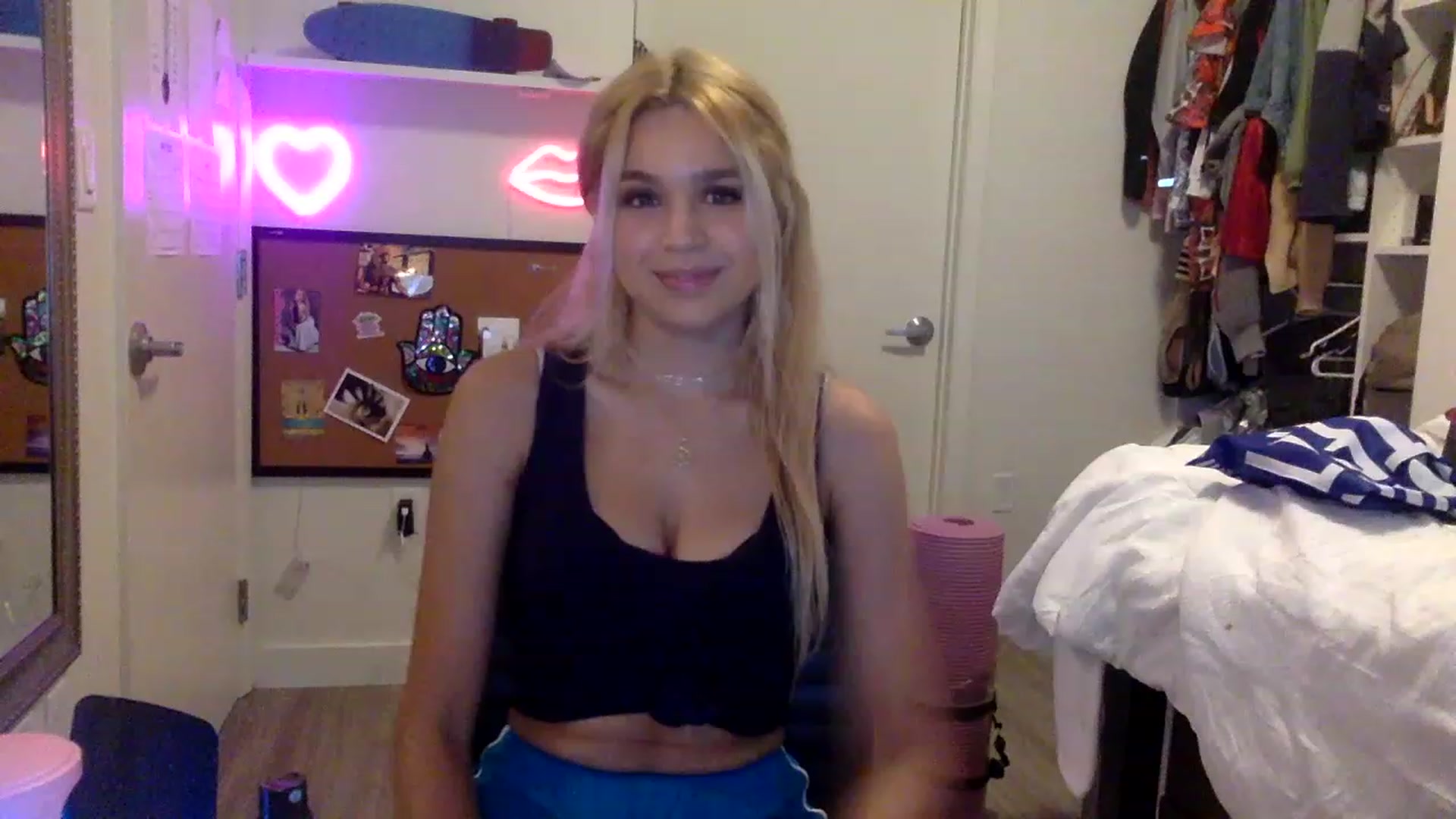 Gallery image thumbnail from sincerelypeny's myfreecams stream on, 05/07/2023, 23:28 image 1 of 20