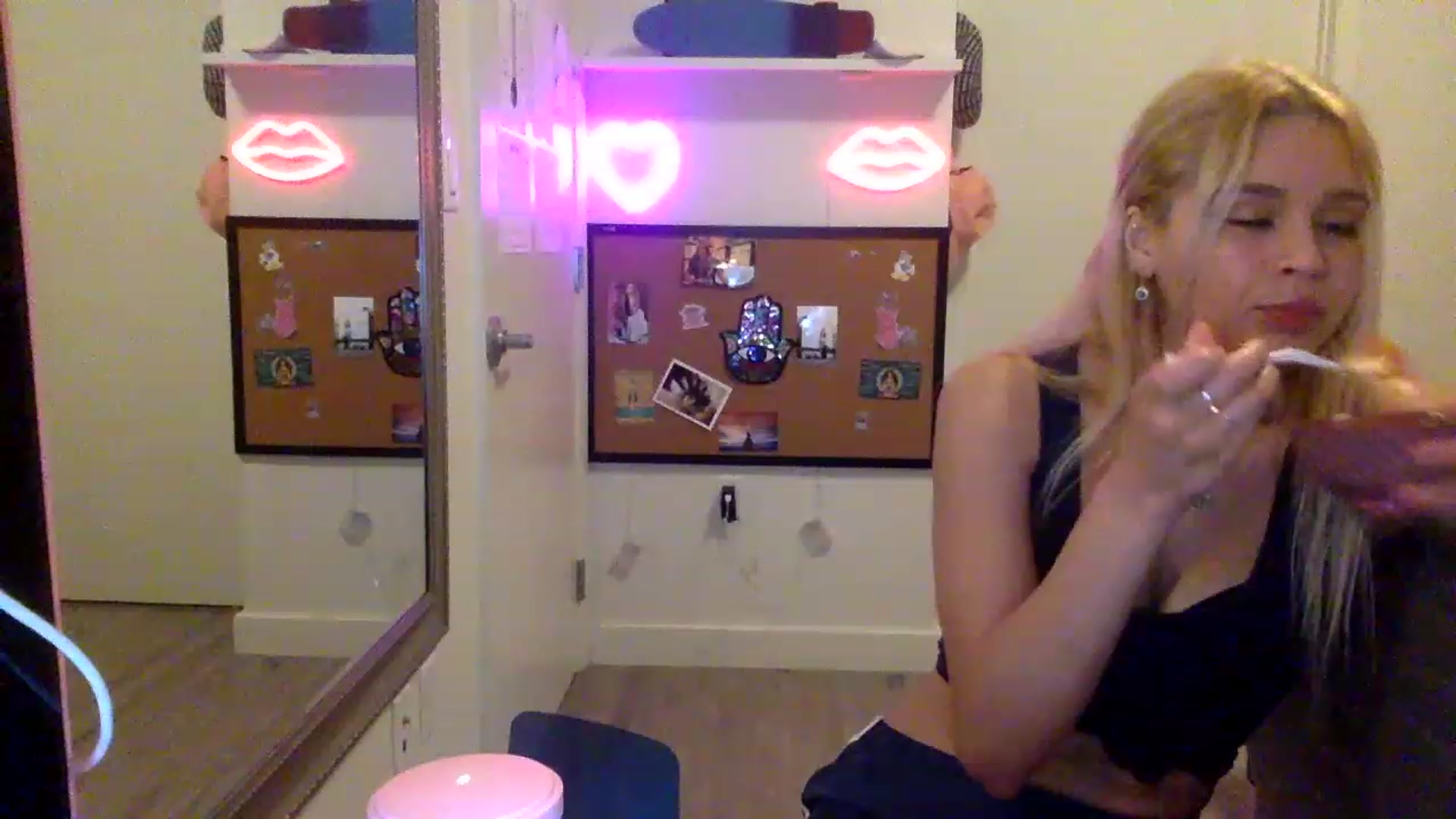 Gallery image thumbnail from sincerelypeny's myfreecams stream on, 05/08/2023, 02:05 image 19 of 20