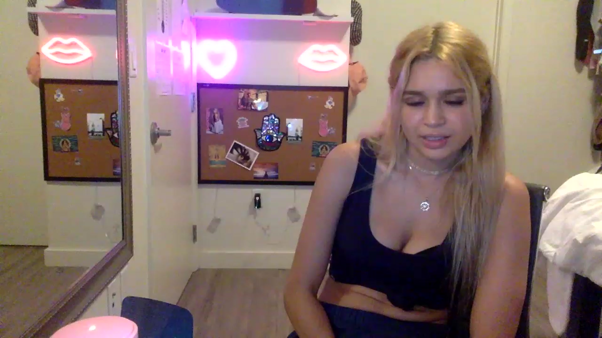 Gallery image thumbnail from sincerelypeny's myfreecams stream on, 05/08/2023, 02:05 image 10 of 20