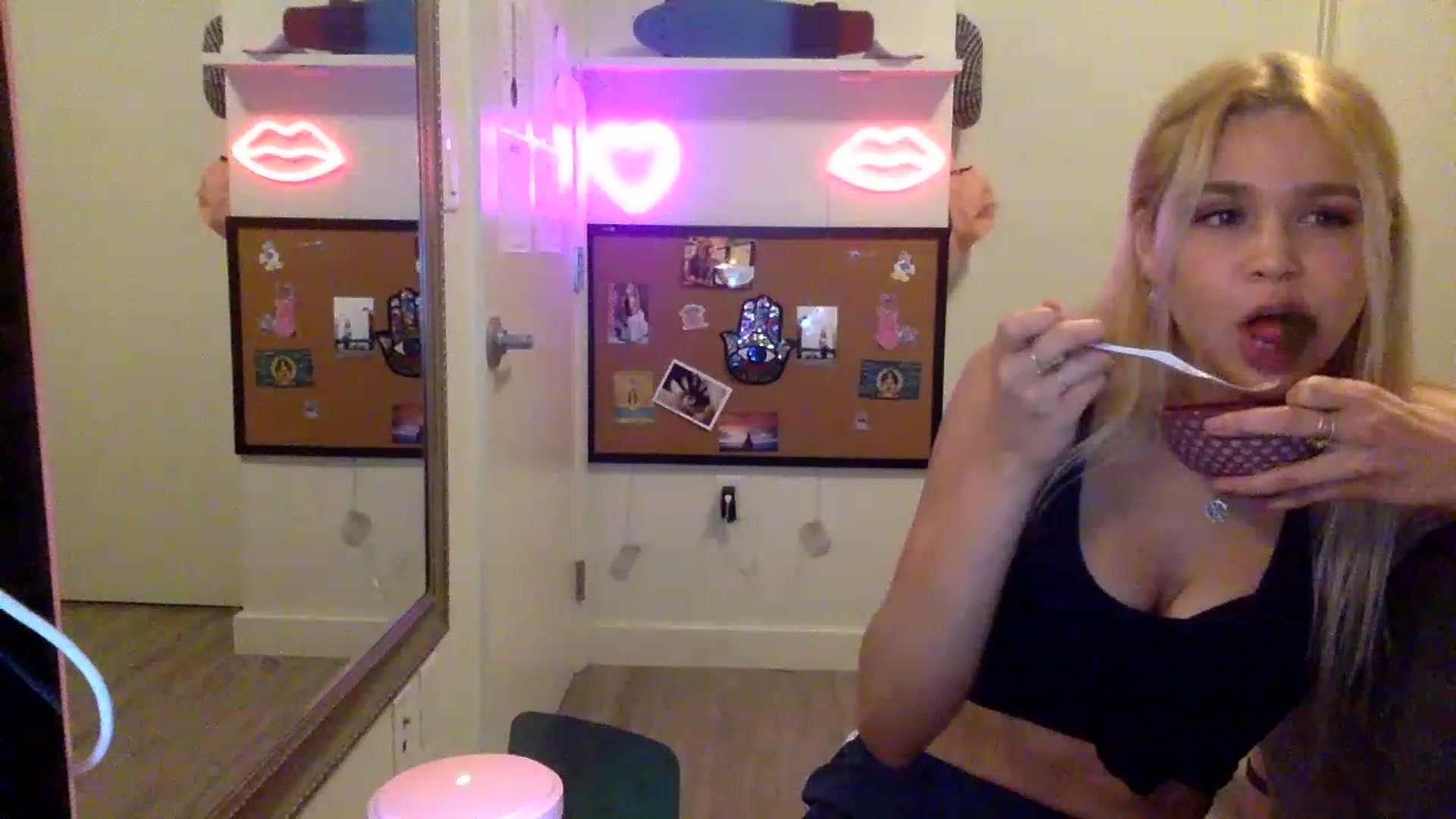 Gallery image thumbnail from sincerelypeny's myfreecams stream on, 05/08/2023, 02:05 image 20 of 20