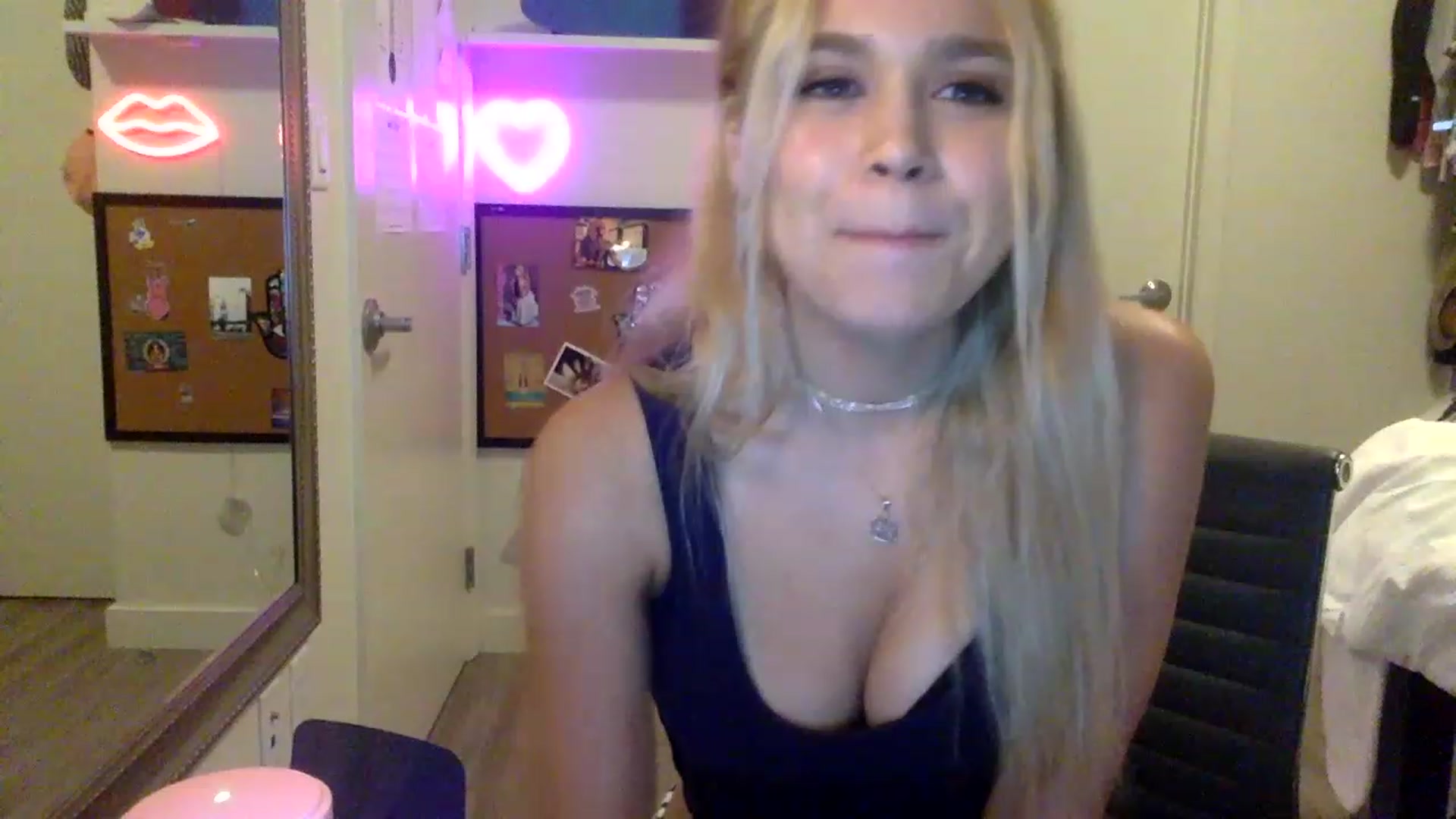Gallery image thumbnail from sincerelypeny's myfreecams stream on, 05/08/2023, 02:05 image 13 of 20