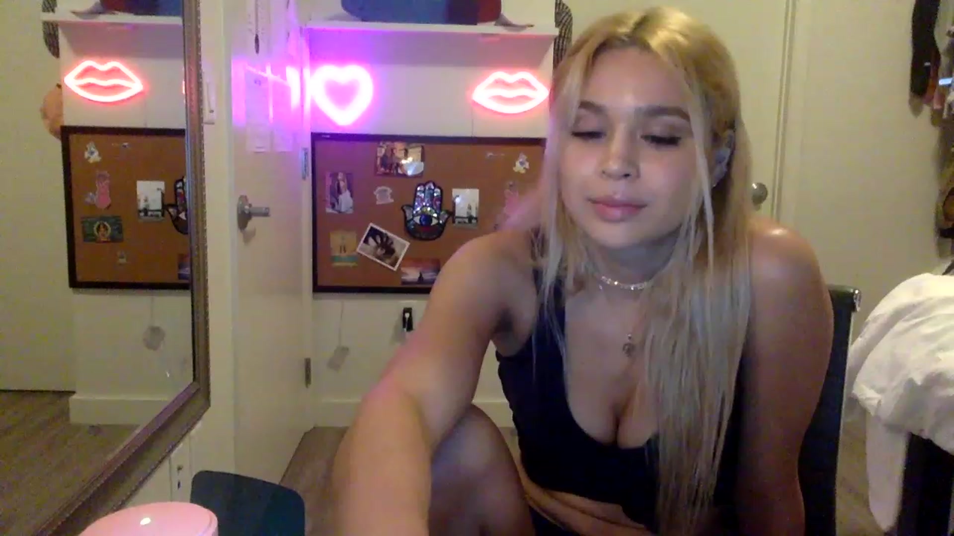 Gallery image thumbnail from sincerelypeny's myfreecams stream on, 05/08/2023, 02:05 image 15 of 20
