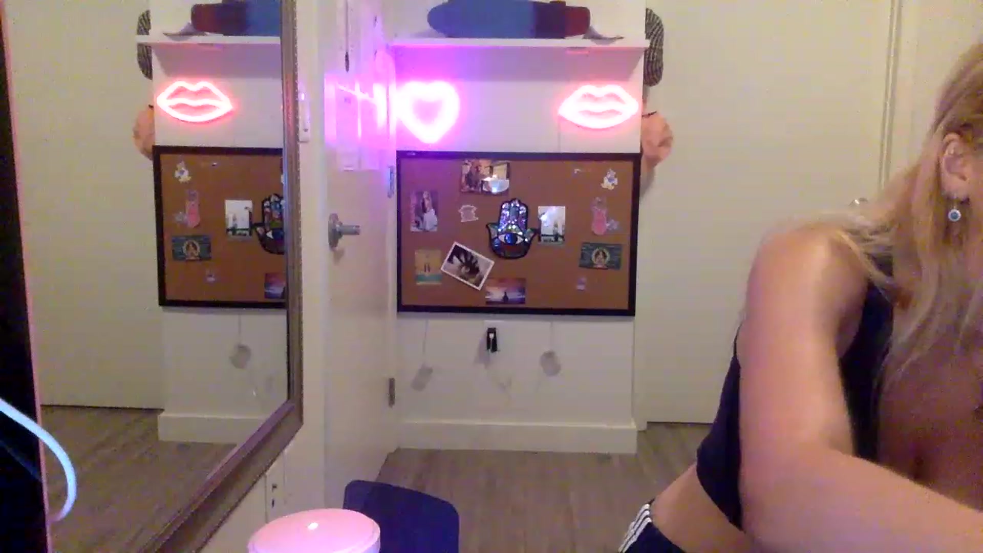 Gallery image thumbnail from sincerelypeny's myfreecams stream on, 05/08/2023, 02:05 image 18 of 20