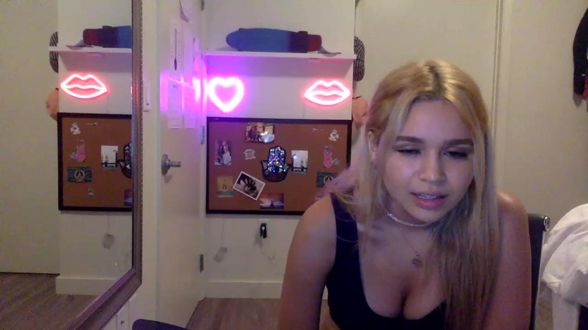 Gallery image thumbnail from sincerelypeny's myfreecams stream on, 05/08/2023, 02:05 image 9 of 20