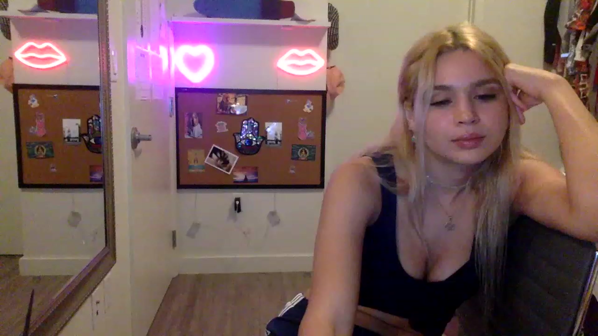 Gallery image thumbnail from sincerelypeny's myfreecams stream on, 05/08/2023, 03:05 image 1 of 20