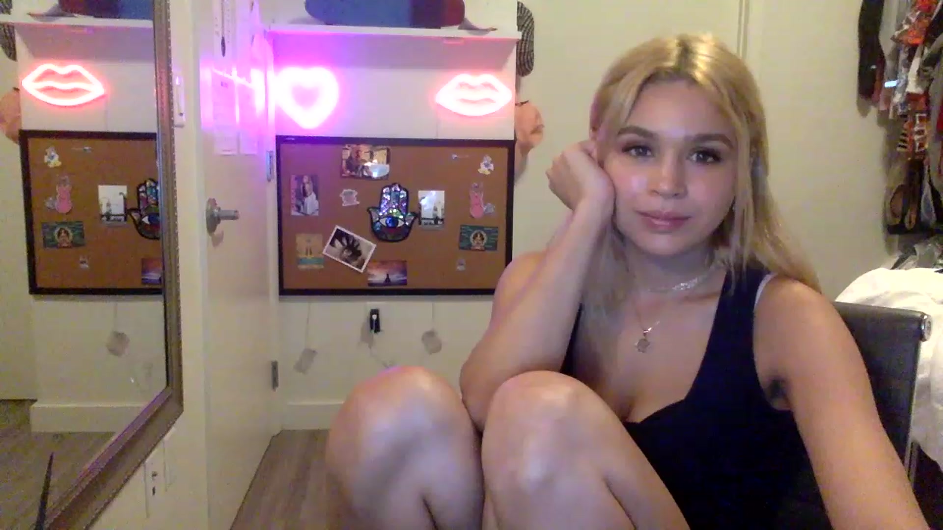 Gallery image thumbnail from sincerelypeny's myfreecams stream on, 05/08/2023, 03:05 image 13 of 20