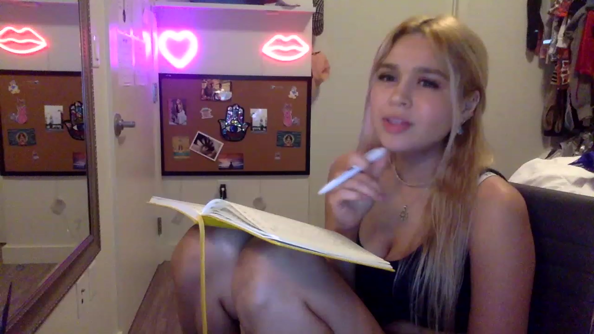 Gallery image thumbnail from sincerelypeny's myfreecams stream on, 05/08/2023, 06:02 image 3 of 20
