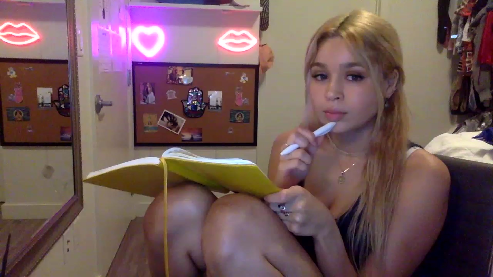 Gallery image thumbnail from sincerelypeny's myfreecams stream on, 05/08/2023, 06:02 image 2 of 20
