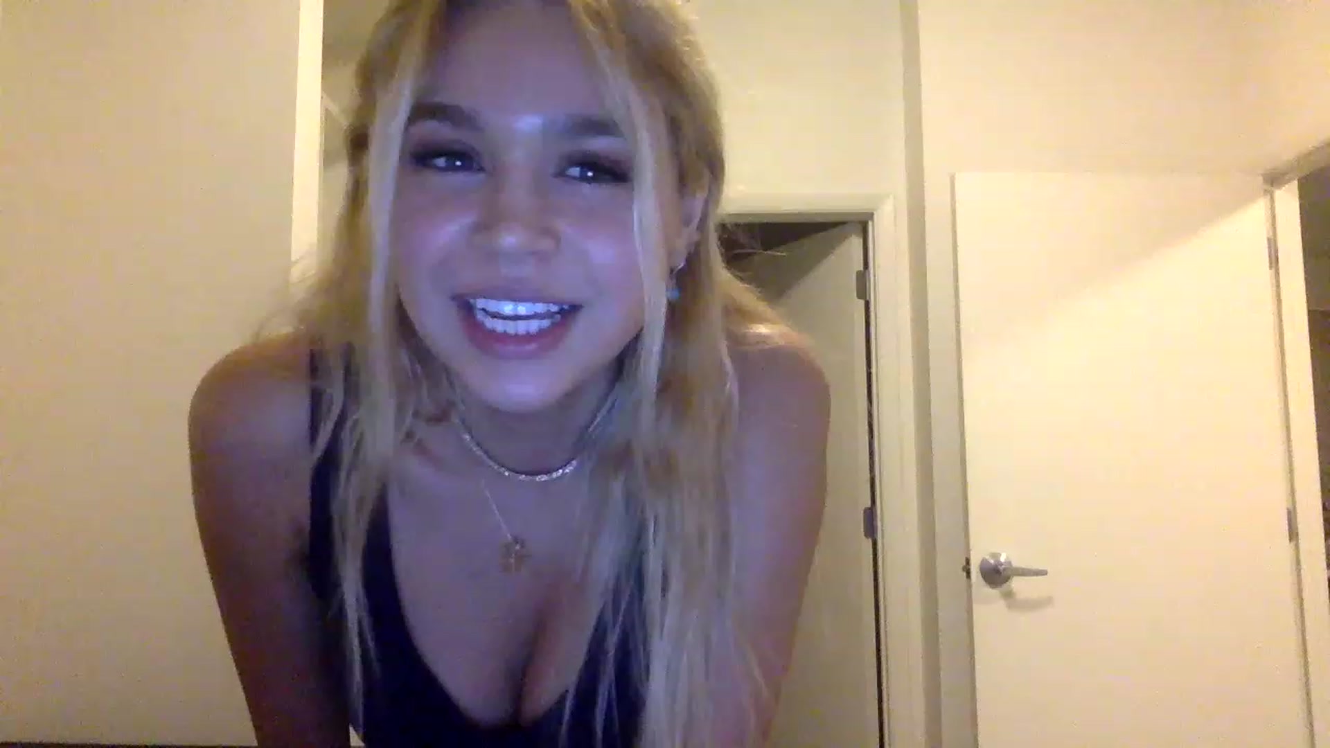 Gallery image thumbnail from sincerelypeny's myfreecams stream on, 05/08/2023, 06:02 image 5 of 20