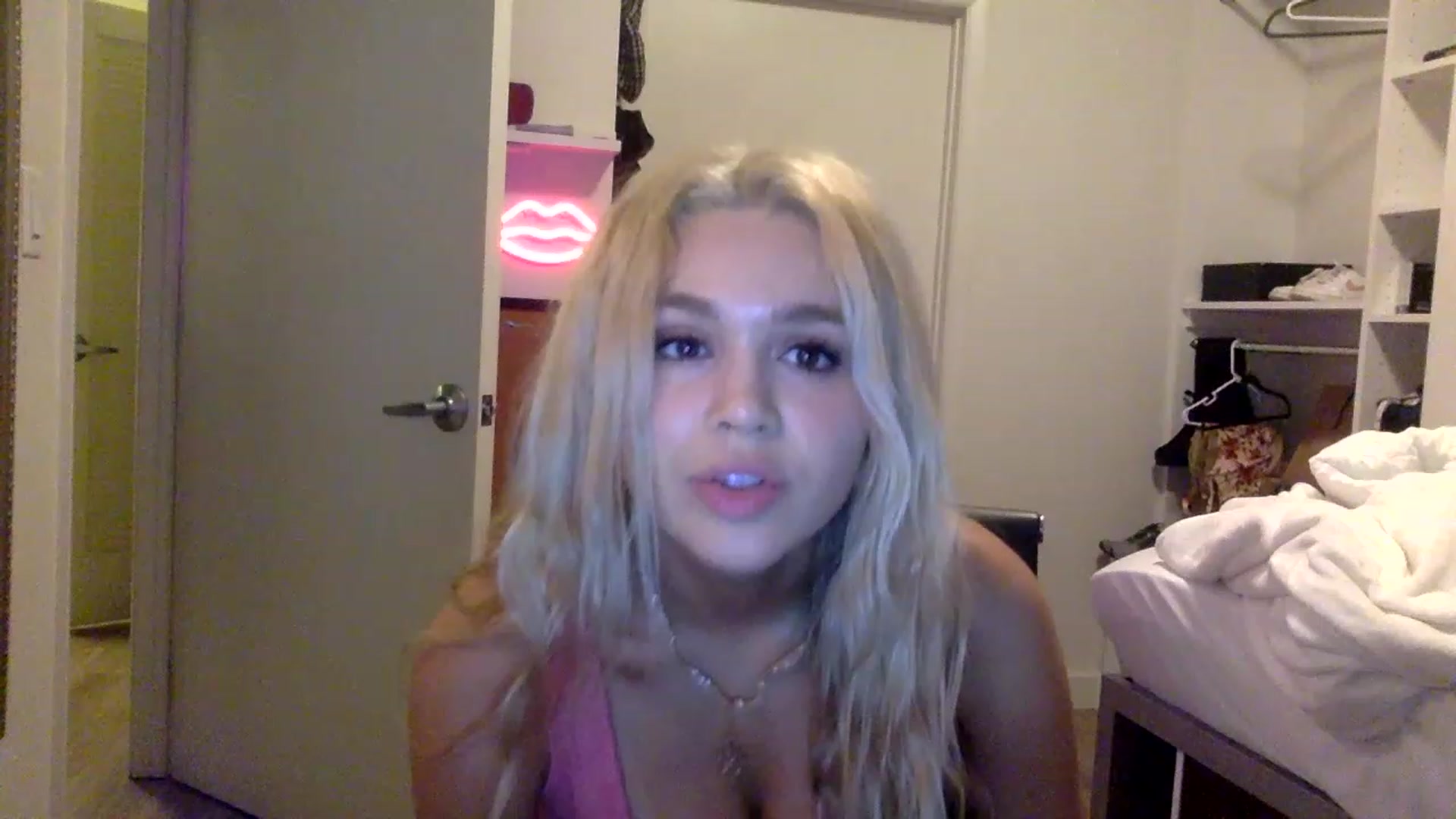 Gallery image thumbnail from sincerelypeny's myfreecams stream on, 05/16/2023, 04:11 image 6 of 20