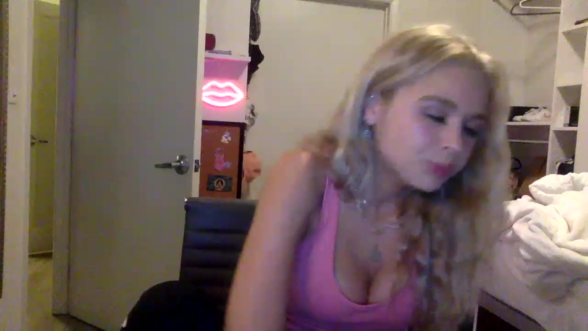 Gallery image thumbnail from sincerelypeny's myfreecams stream on, 05/16/2023, 04:11 image 7 of 20