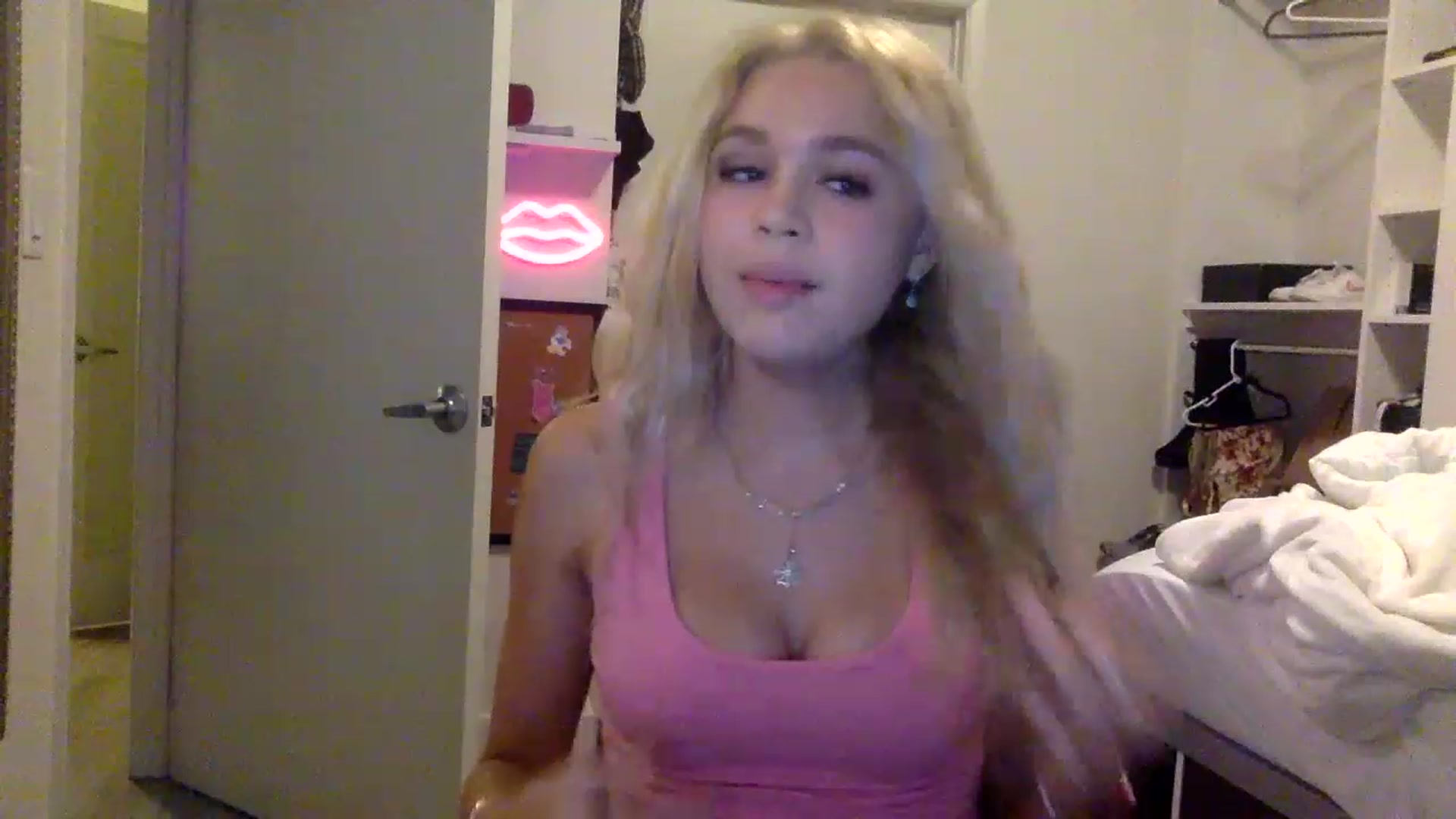 Gallery image thumbnail from sincerelypeny's myfreecams stream on, 05/16/2023, 04:11 image 4 of 20