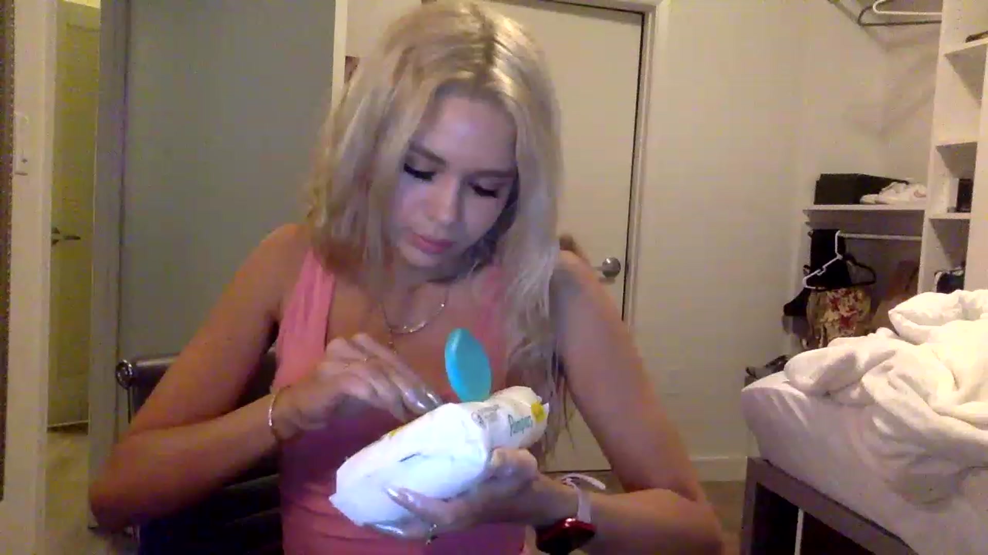 Gallery image thumbnail from sincerelypeny's myfreecams stream on, 05/16/2023, 04:11 image 17 of 20