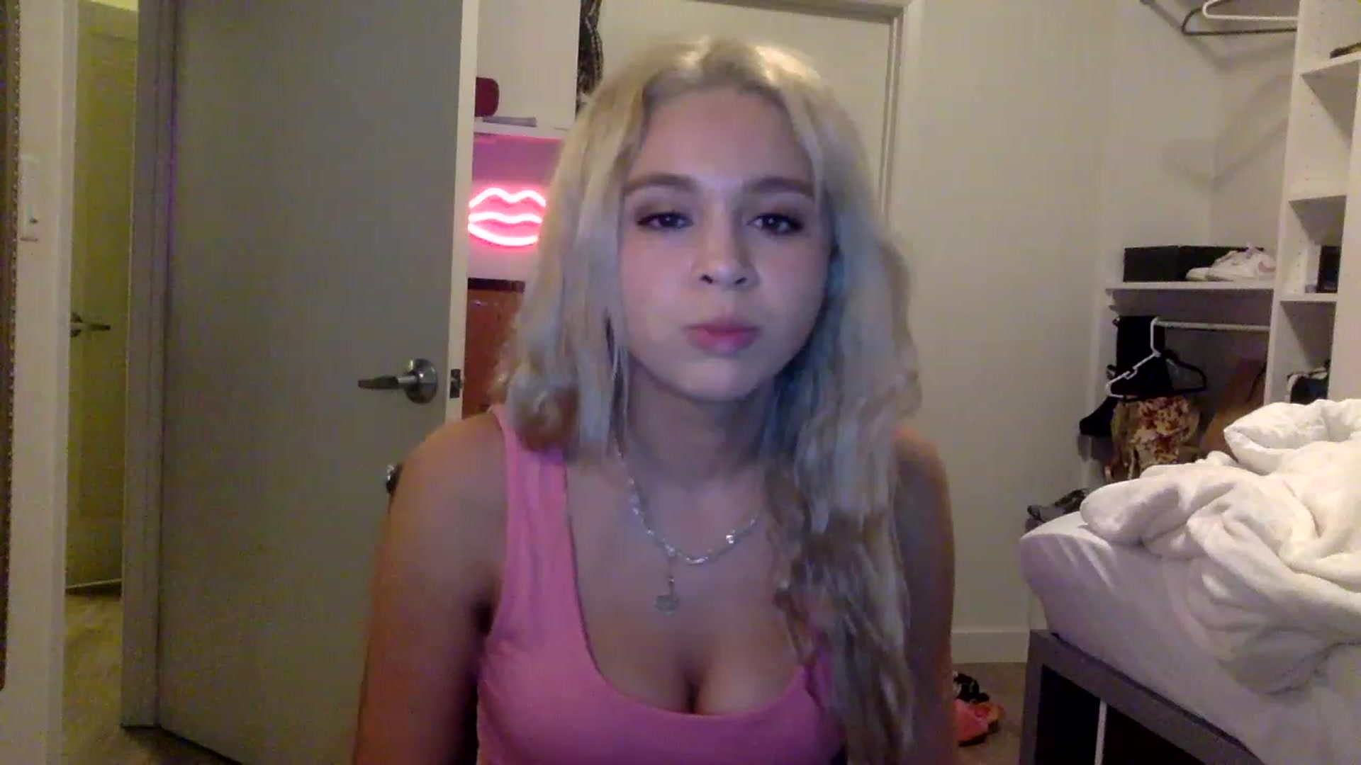 Gallery image thumbnail from sincerelypeny's myfreecams stream on, 05/16/2023, 04:11 image 10 of 20