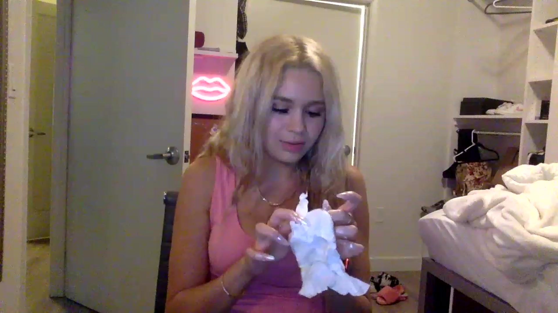 Gallery image thumbnail from sincerelypeny's myfreecams stream on, 05/16/2023, 04:11 image 15 of 20