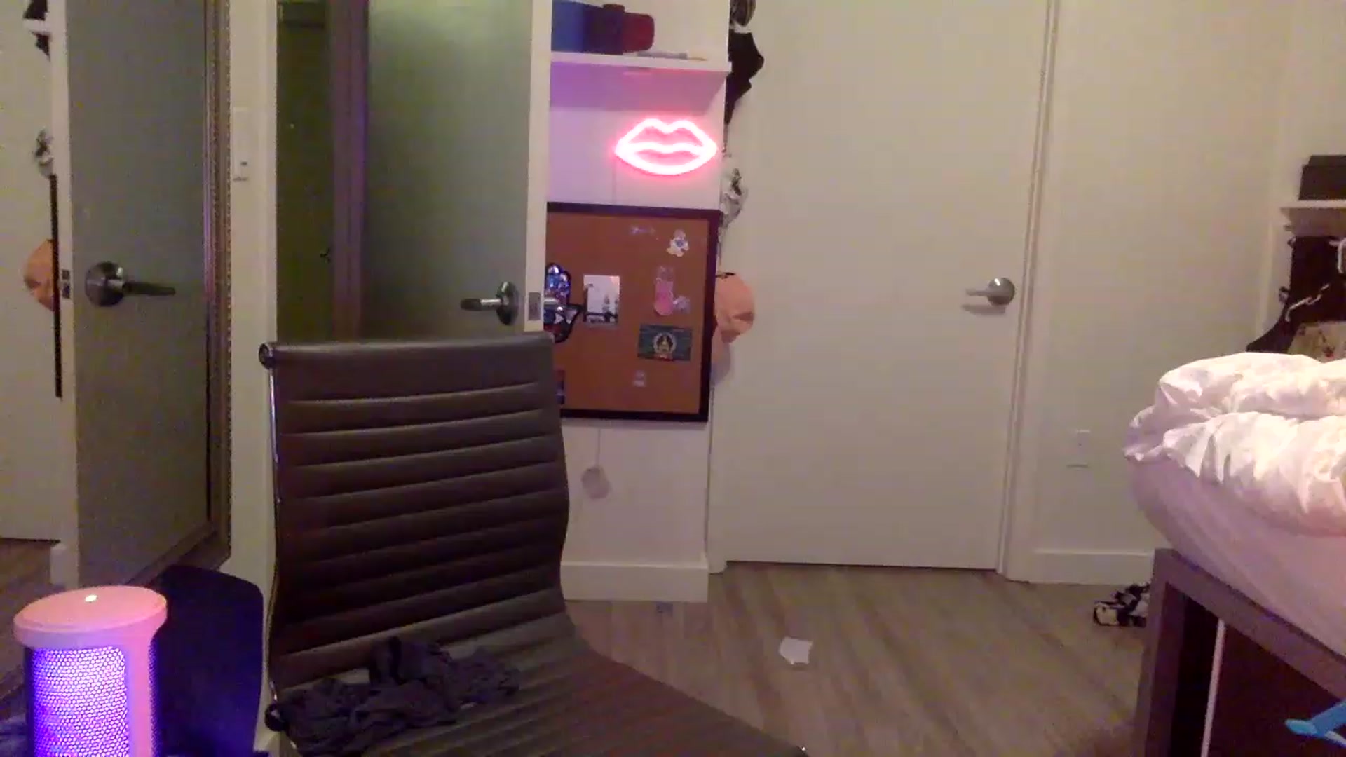Gallery image thumbnail from sincerelypeny's myfreecams stream on, 05/17/2023, 04:46 image 1 of 20