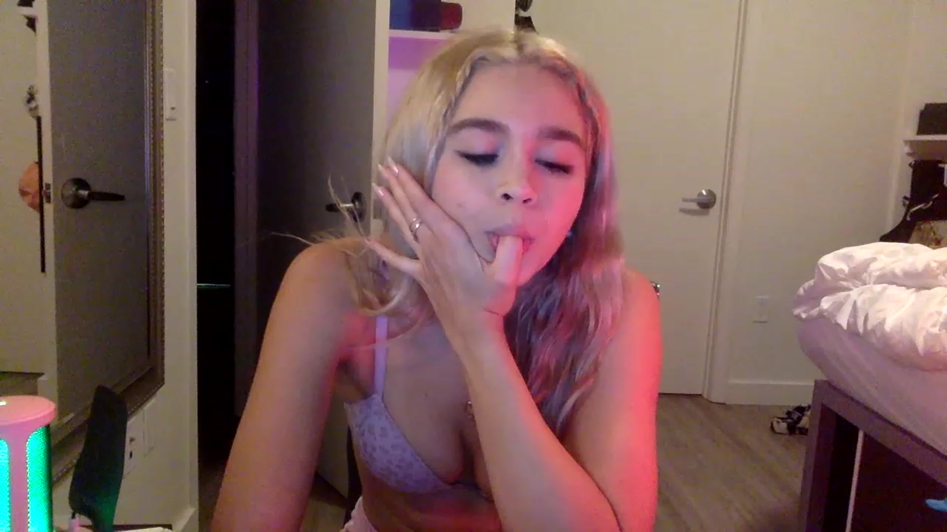 Gallery image thumbnail from sincerelypeny's myfreecams stream on, 05/17/2023, 04:46 image 20 of 20
