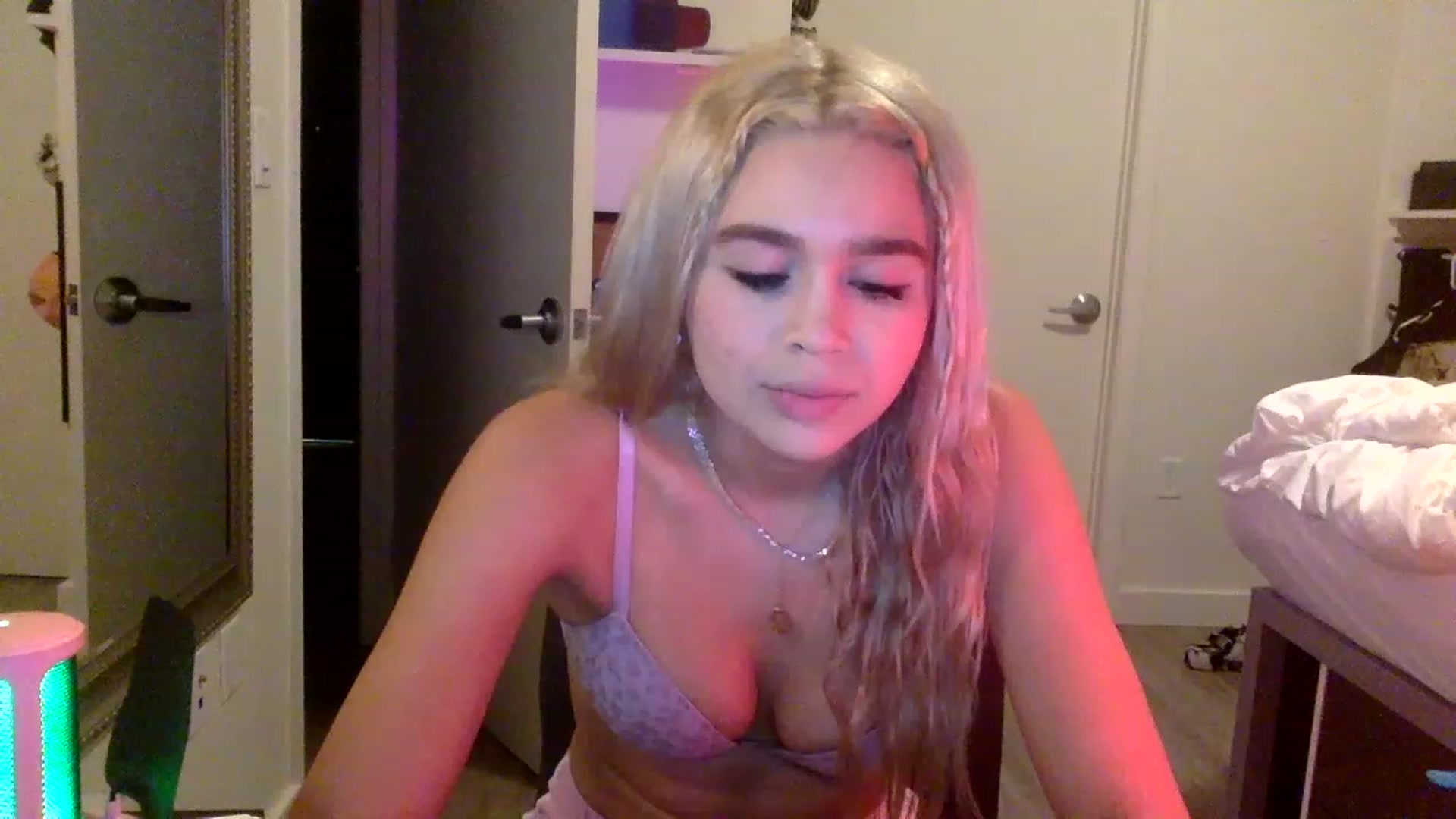 Gallery image thumbnail from sincerelypeny's myfreecams stream on, 05/17/2023, 04:46 image 17 of 20