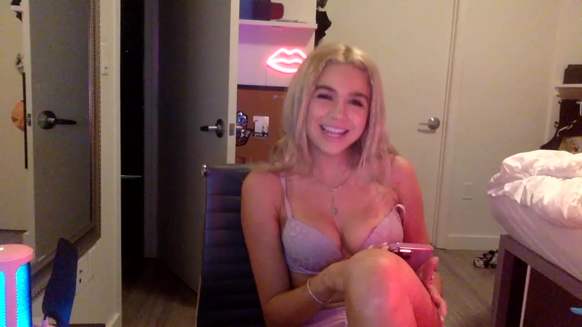 Gallery image thumbnail from sincerelypeny's myfreecams stream on, 05/17/2023, 04:46 image 16 of 20