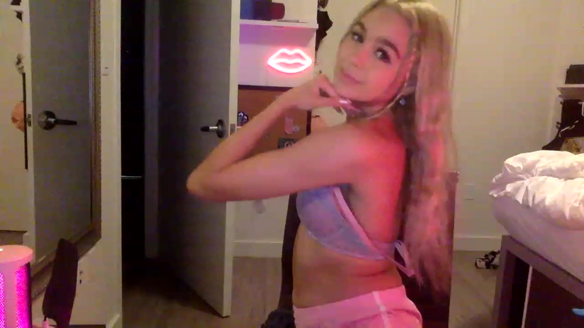 Gallery image thumbnail from sincerelypeny's myfreecams stream on, 05/17/2023, 04:46 image 14 of 20
