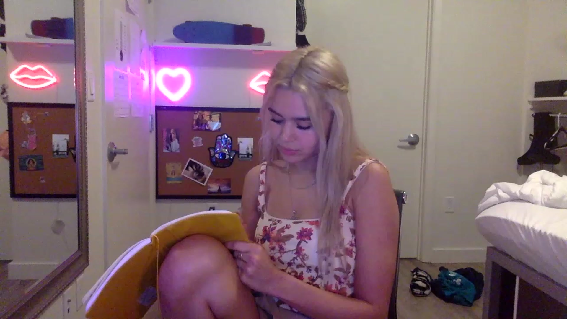 Gallery image thumbnail from sincerelypeny's myfreecams stream on, 05/18/2023, 04:52 image 5 of 20