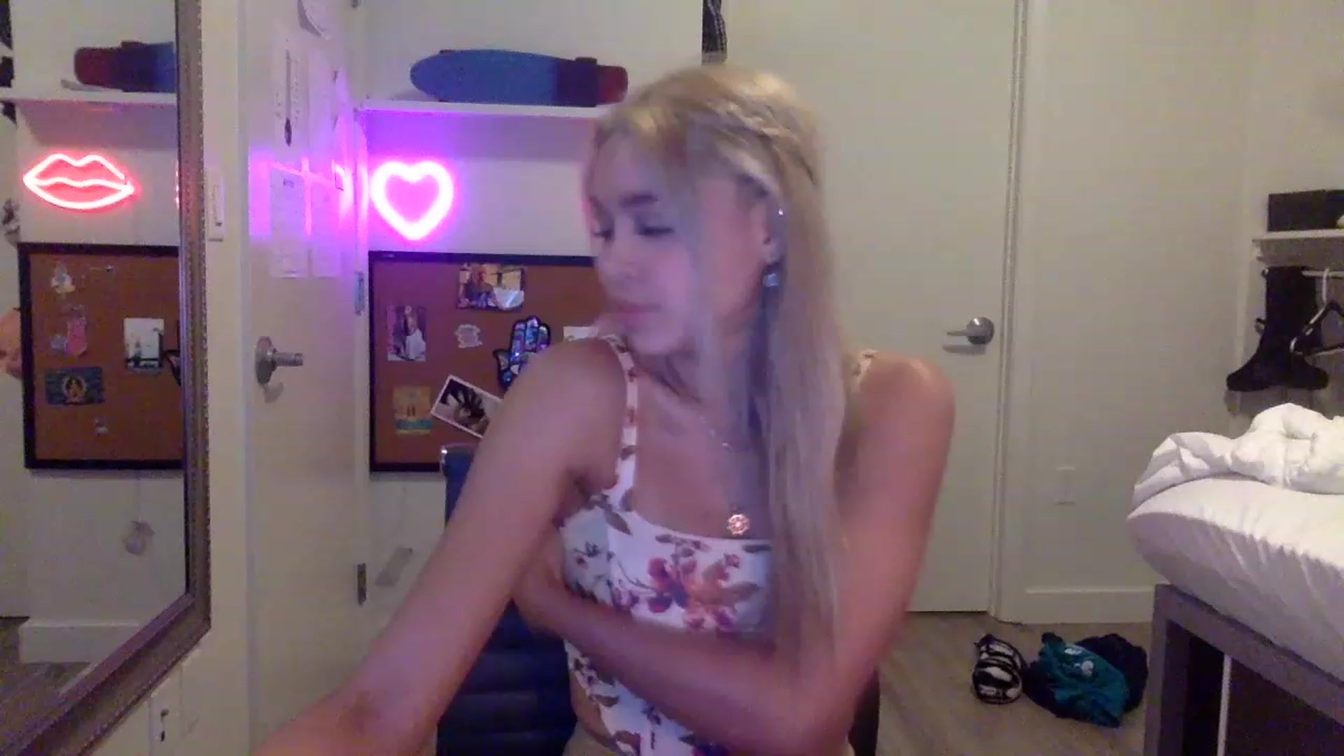 Gallery image thumbnail from sincerelypeny's myfreecams stream on, 05/18/2023, 04:52 image 19 of 20