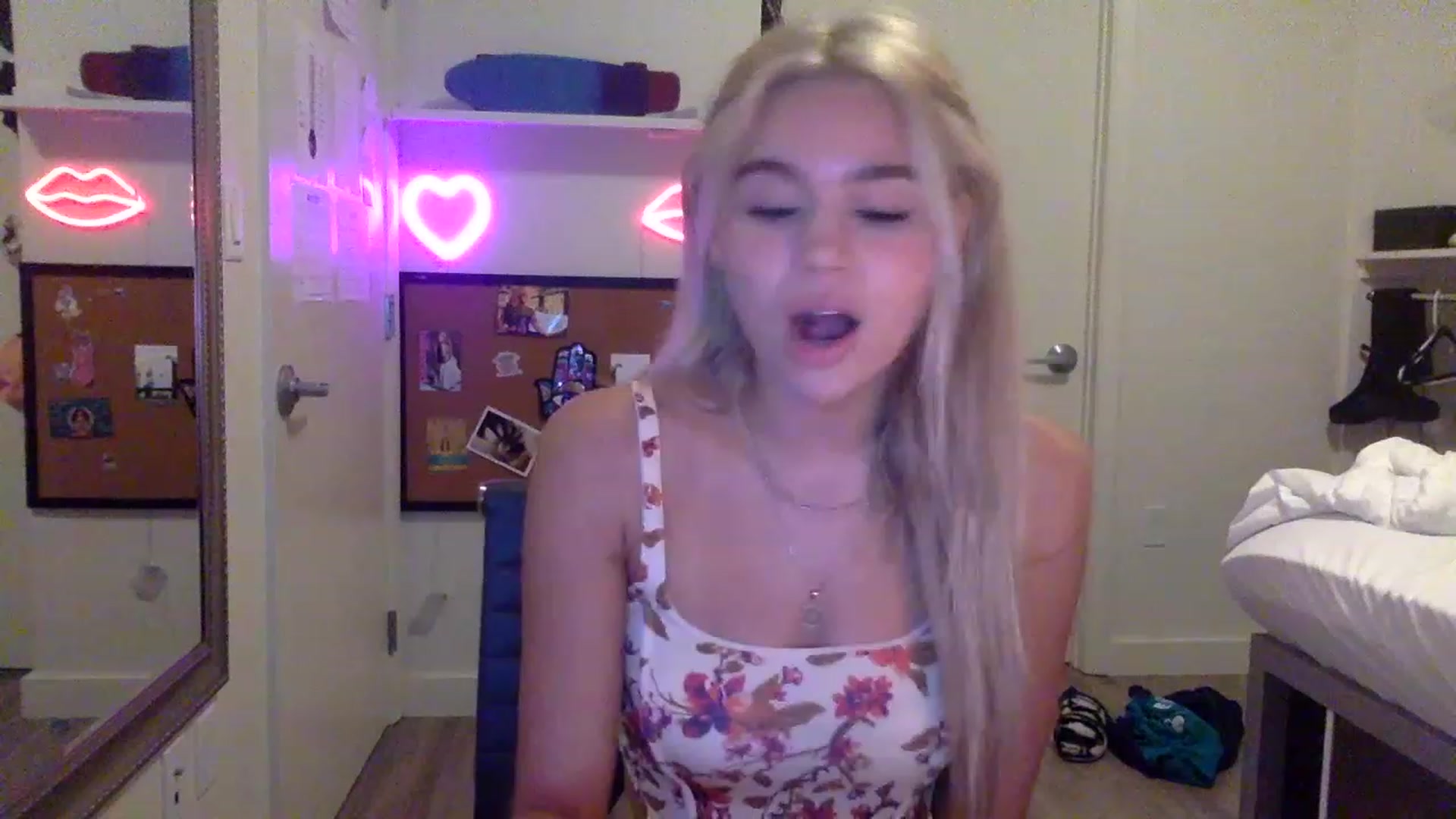 Gallery image thumbnail from sincerelypeny's myfreecams stream on, 05/18/2023, 04:52 image 18 of 20