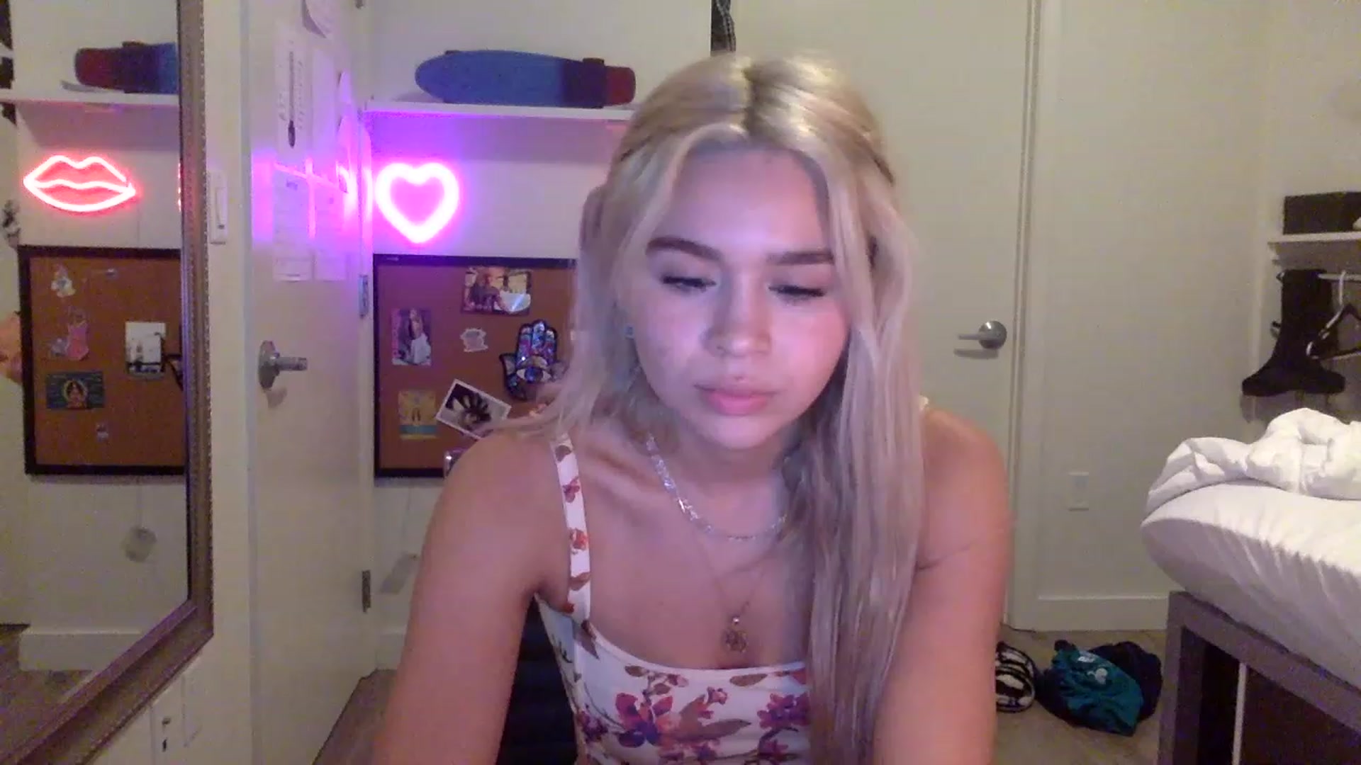 Gallery image thumbnail from sincerelypeny's myfreecams stream on, 05/18/2023, 04:52 image 13 of 20