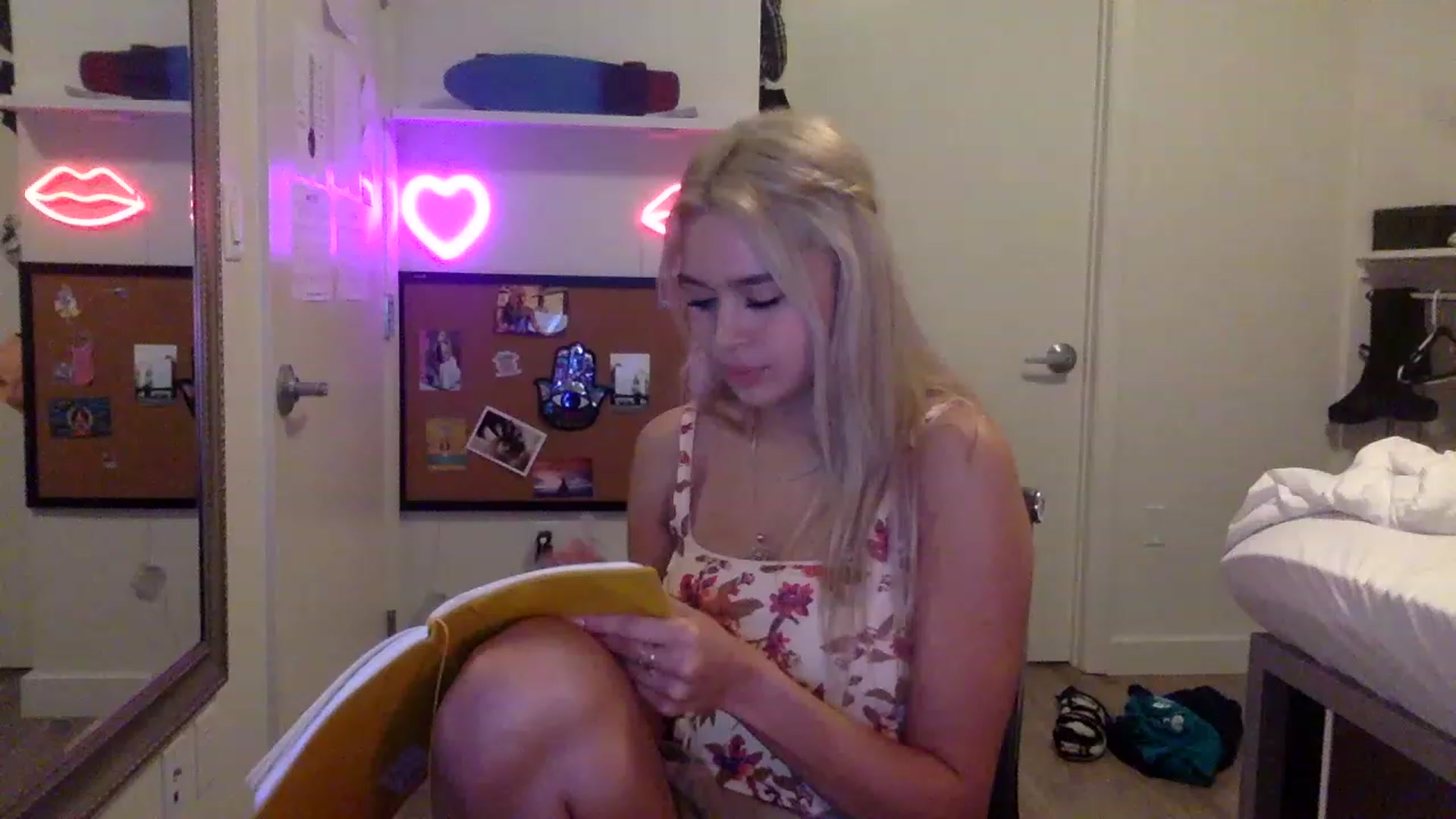Gallery image thumbnail from sincerelypeny's myfreecams stream on, 05/18/2023, 04:52 image 3 of 20