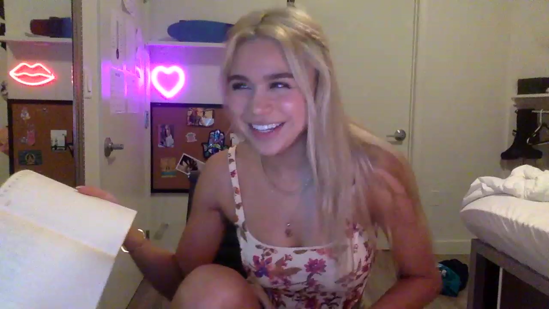 Gallery image thumbnail from sincerelypeny's myfreecams stream on, 05/18/2023, 04:52 image 1 of 20