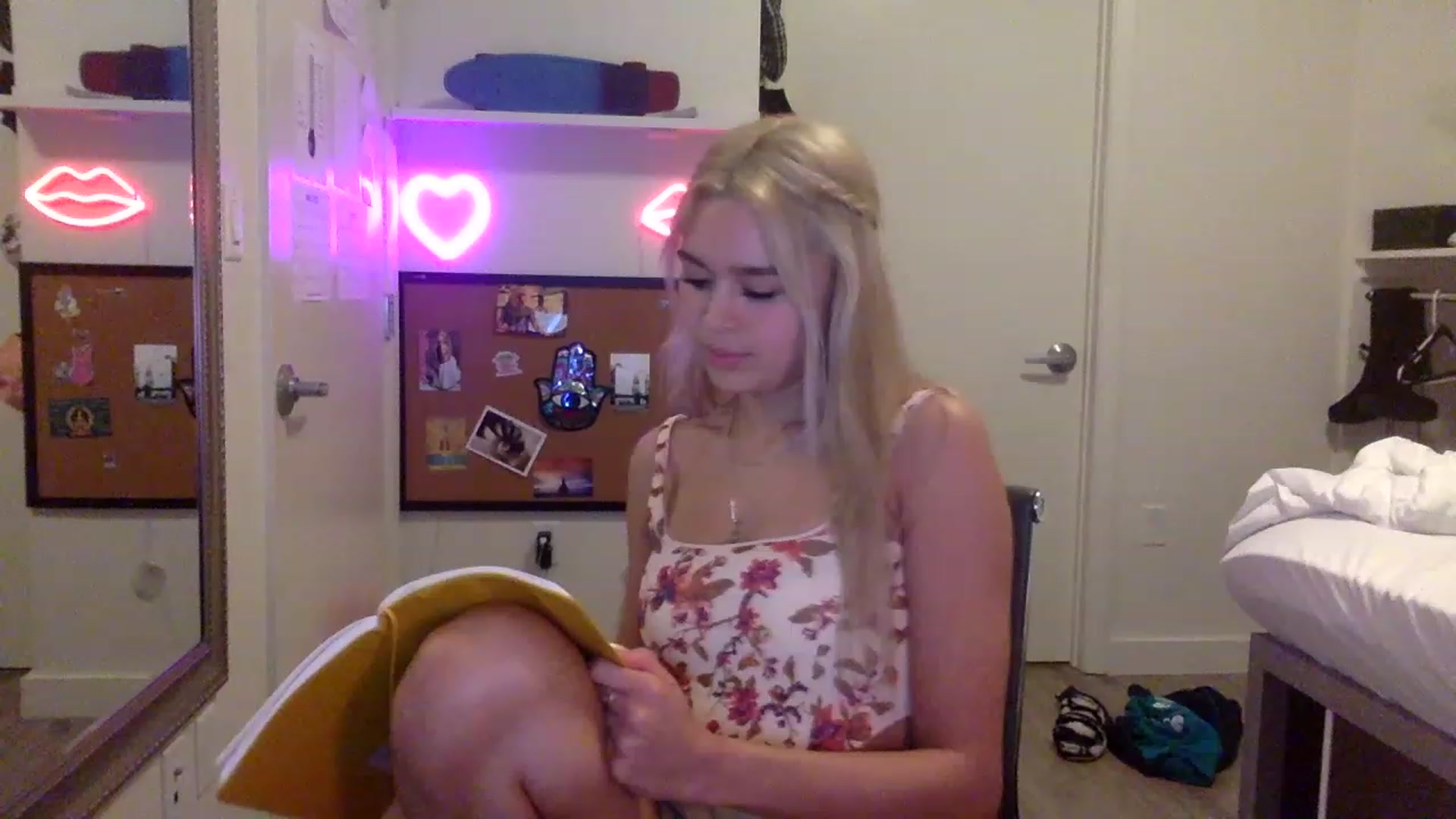Gallery image thumbnail from sincerelypeny's myfreecams stream on, 05/18/2023, 04:52 image 4 of 20