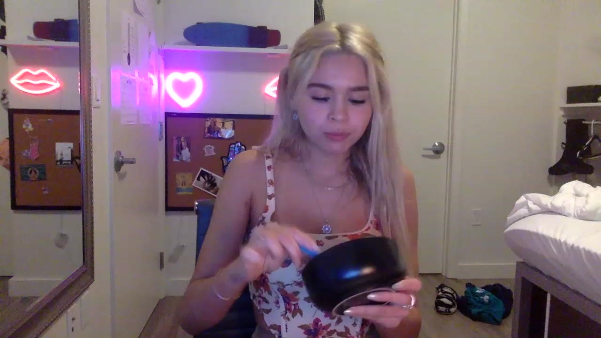 Gallery image thumbnail from sincerelypeny's myfreecams stream on, 05/18/2023, 04:52 image 14 of 20