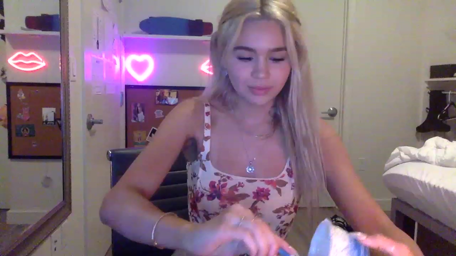 Gallery image thumbnail from sincerelypeny's myfreecams stream on, 05/18/2023, 04:52 image 11 of 20