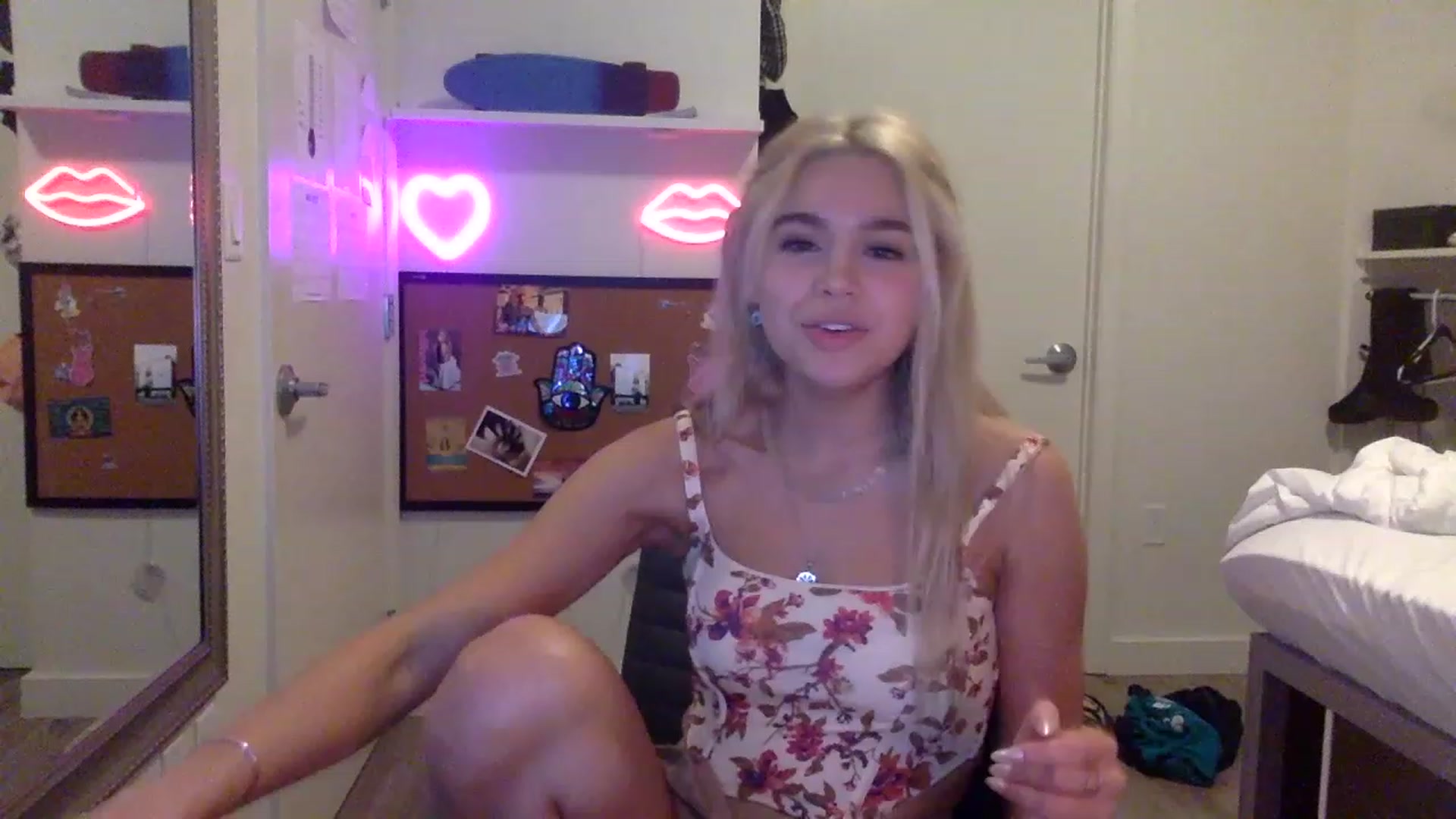 Gallery image thumbnail from sincerelypeny's myfreecams stream on, 05/18/2023, 04:52 image 6 of 20