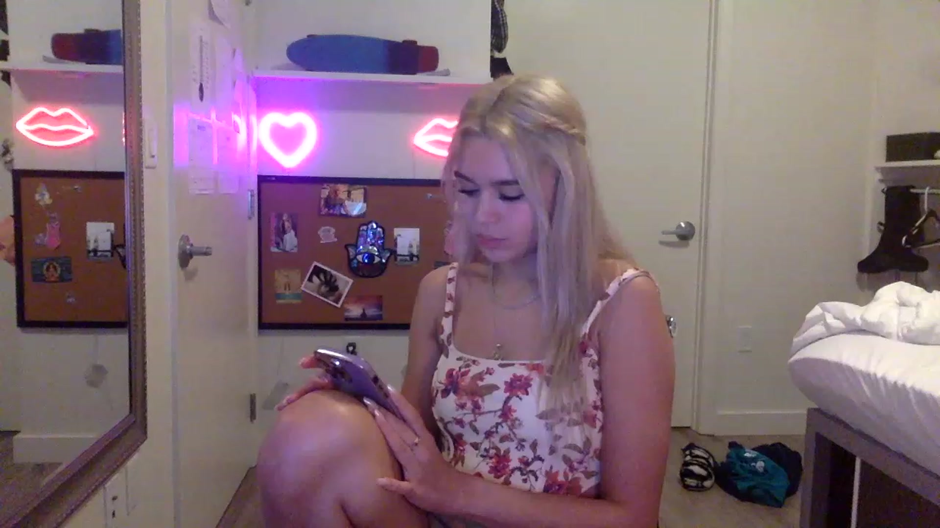 Gallery image thumbnail from sincerelypeny's myfreecams stream on, 05/18/2023, 04:52 image 7 of 20