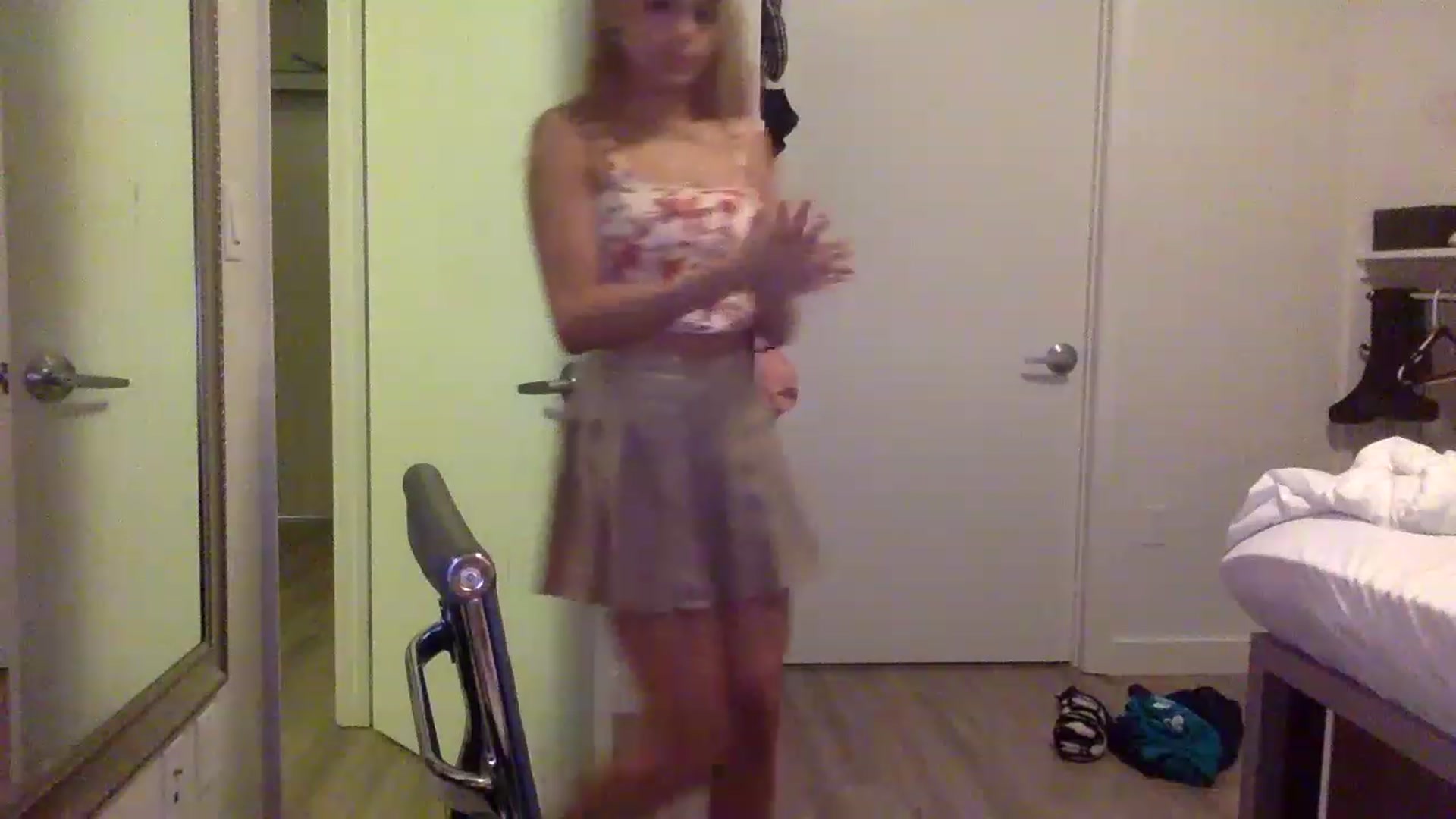 Gallery image thumbnail from sincerelypeny's myfreecams stream on, 05/18/2023, 04:52 image 9 of 20