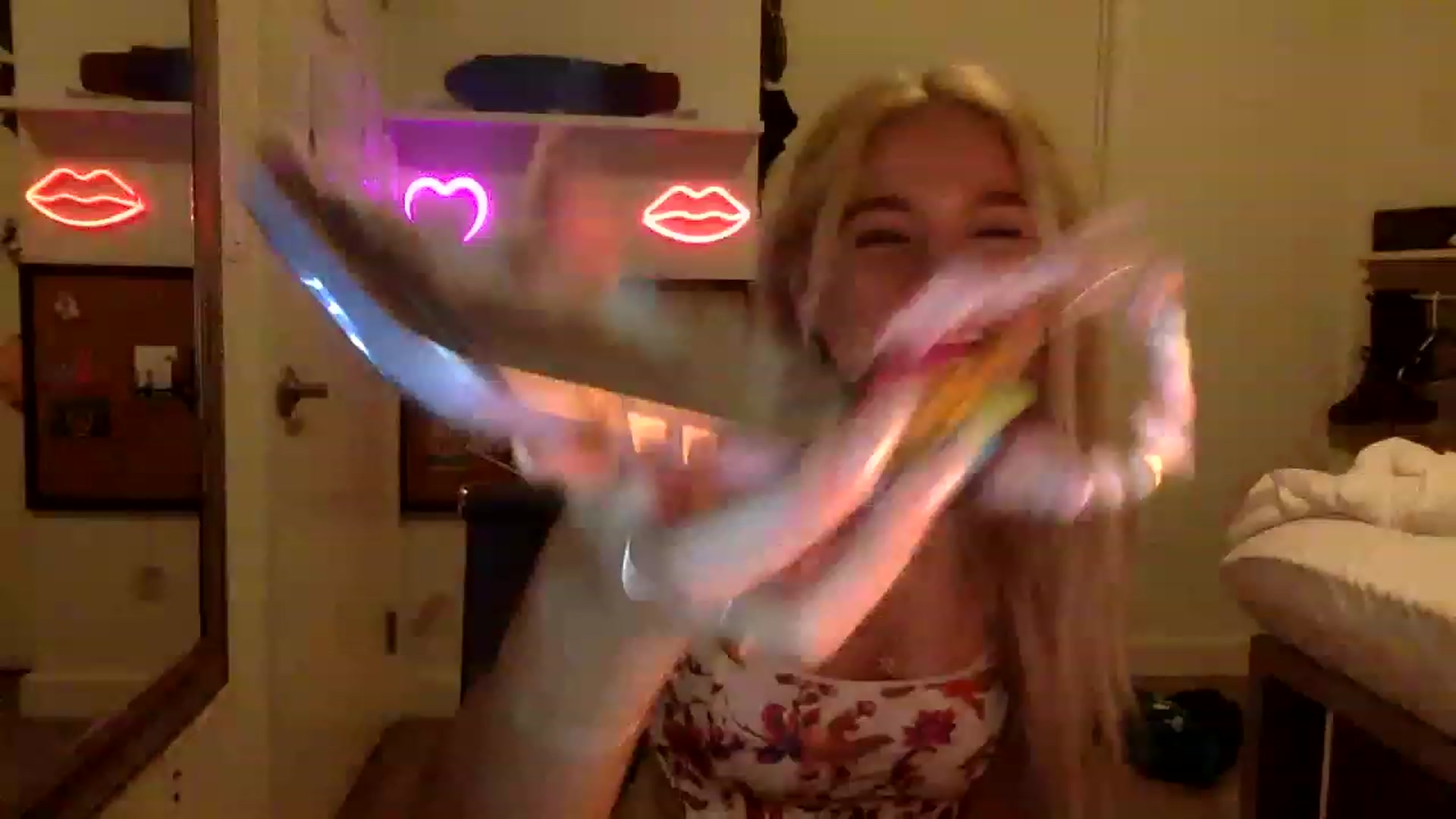 Gallery image thumbnail from sincerelypeny's myfreecams stream on, 05/18/2023, 04:52 image 17 of 20