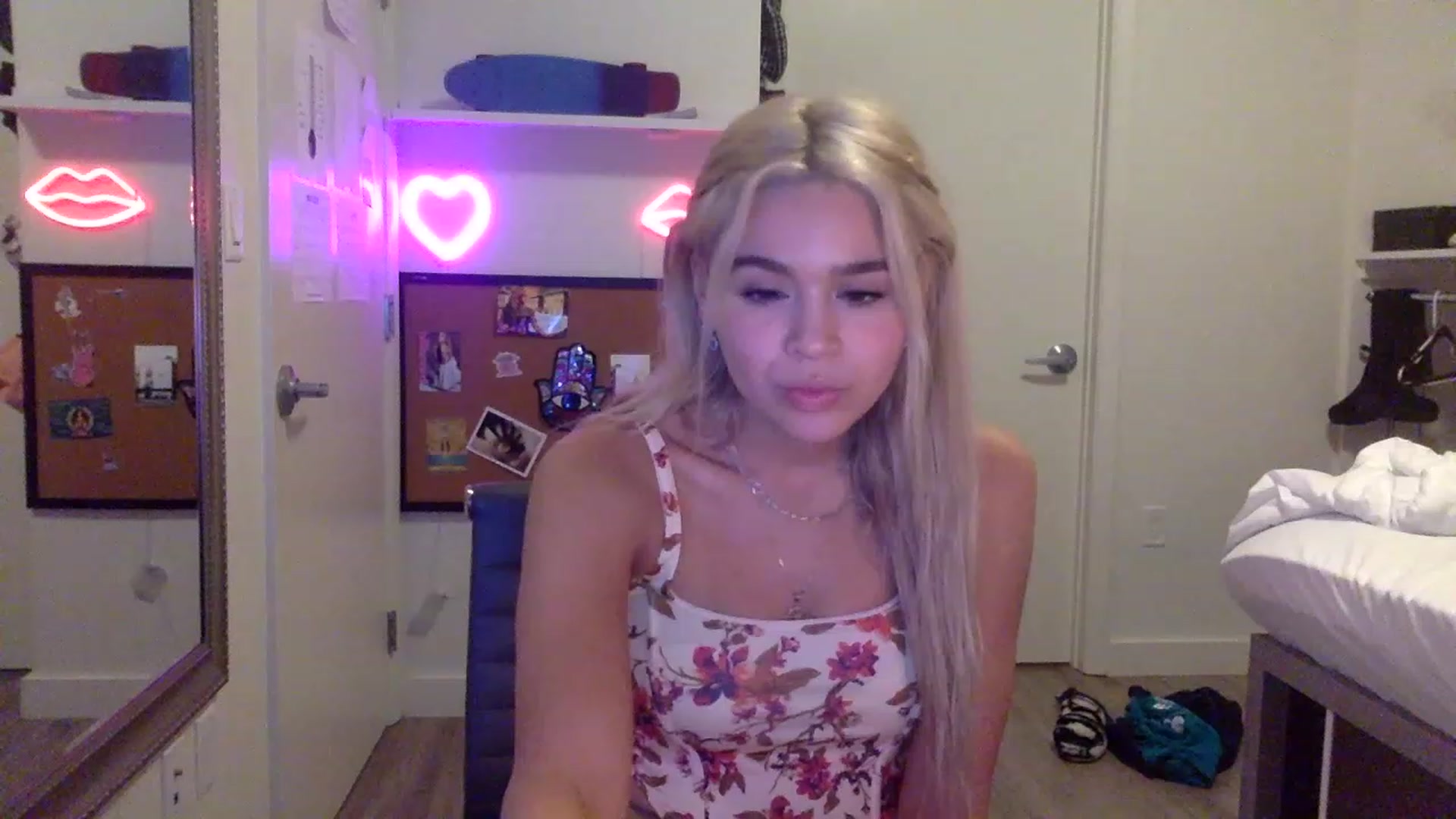 Gallery image thumbnail from sincerelypeny's myfreecams stream on, 05/18/2023, 04:52 image 16 of 20