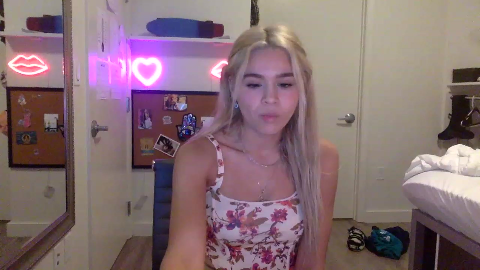Gallery image thumbnail from sincerelypeny's myfreecams stream on, 05/18/2023, 04:52 image 15 of 20