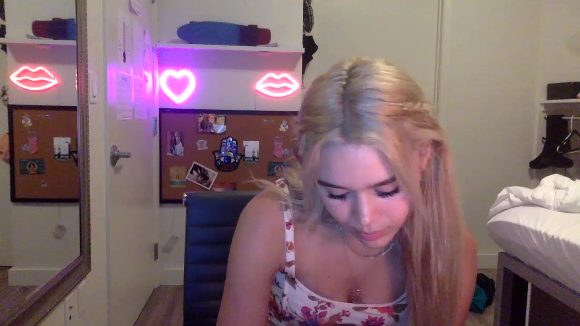 Gallery image thumbnail from sincerelypeny's myfreecams stream on, 05/18/2023, 04:52 image 20 of 20