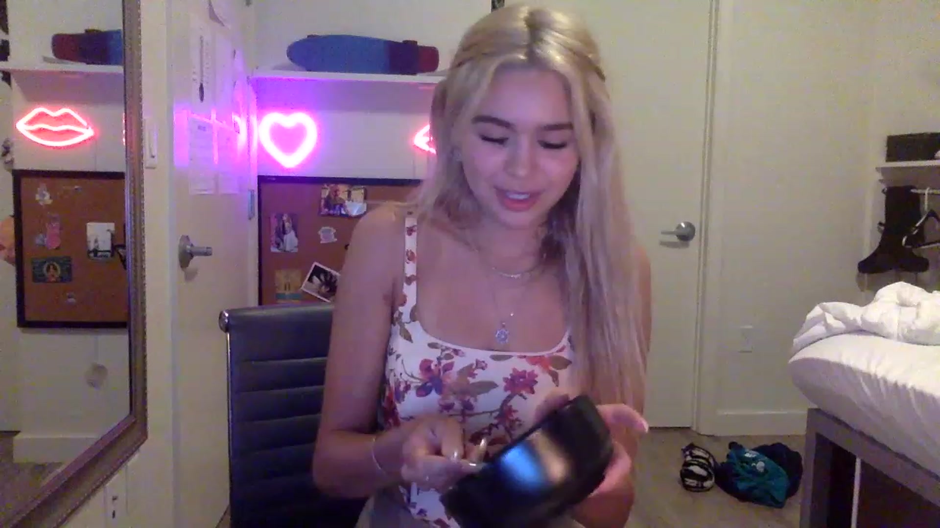 Gallery image thumbnail from sincerelypeny's myfreecams stream on, 05/18/2023, 04:52 image 12 of 20