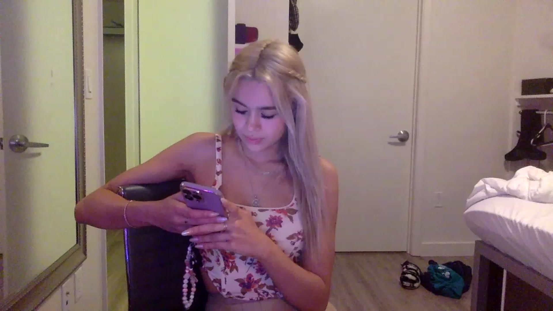 Gallery image thumbnail from sincerelypeny's myfreecams stream on, 05/18/2023, 04:52 image 10 of 20