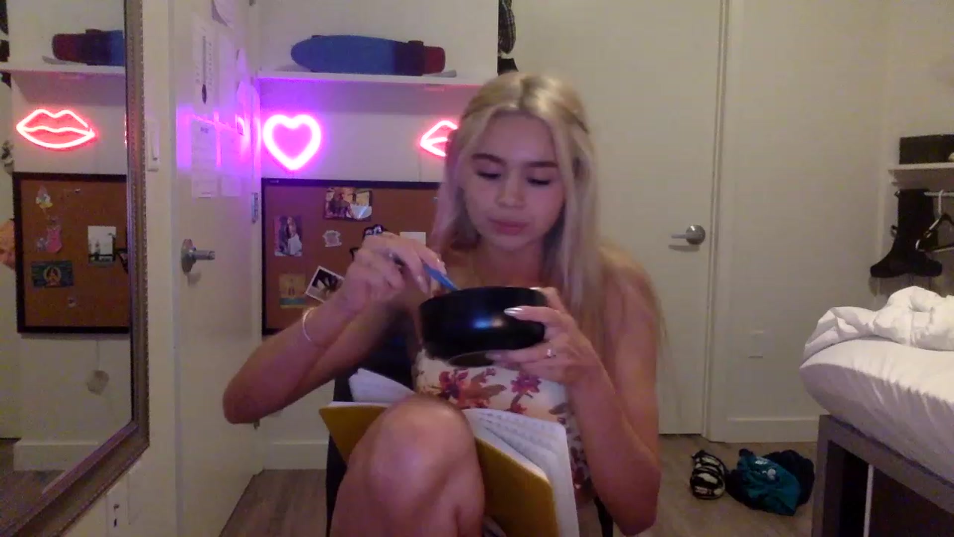 Gallery image thumbnail from sincerelypeny's myfreecams stream on, 05/18/2023, 04:52 image 2 of 20