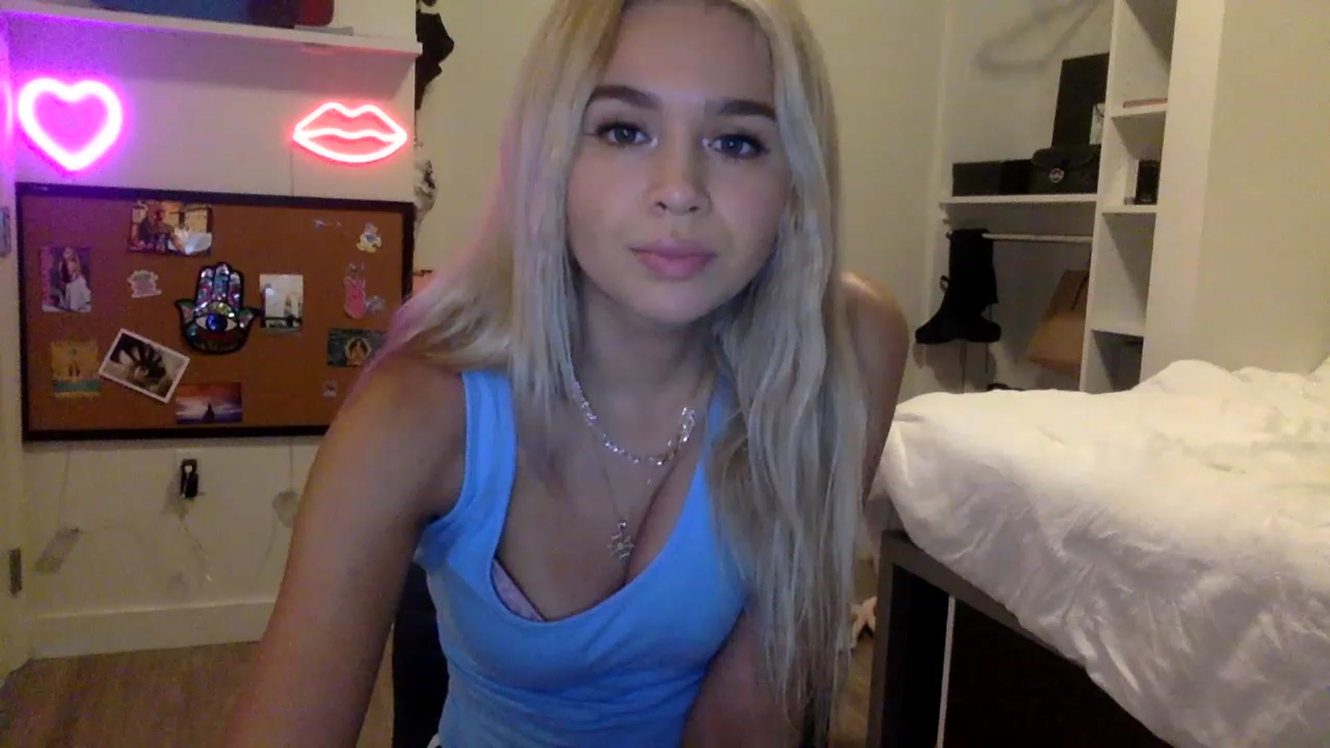 Gallery image thumbnail from sincerelypeny's myfreecams stream on, 05/18/2023, 23:26 image 5 of 20