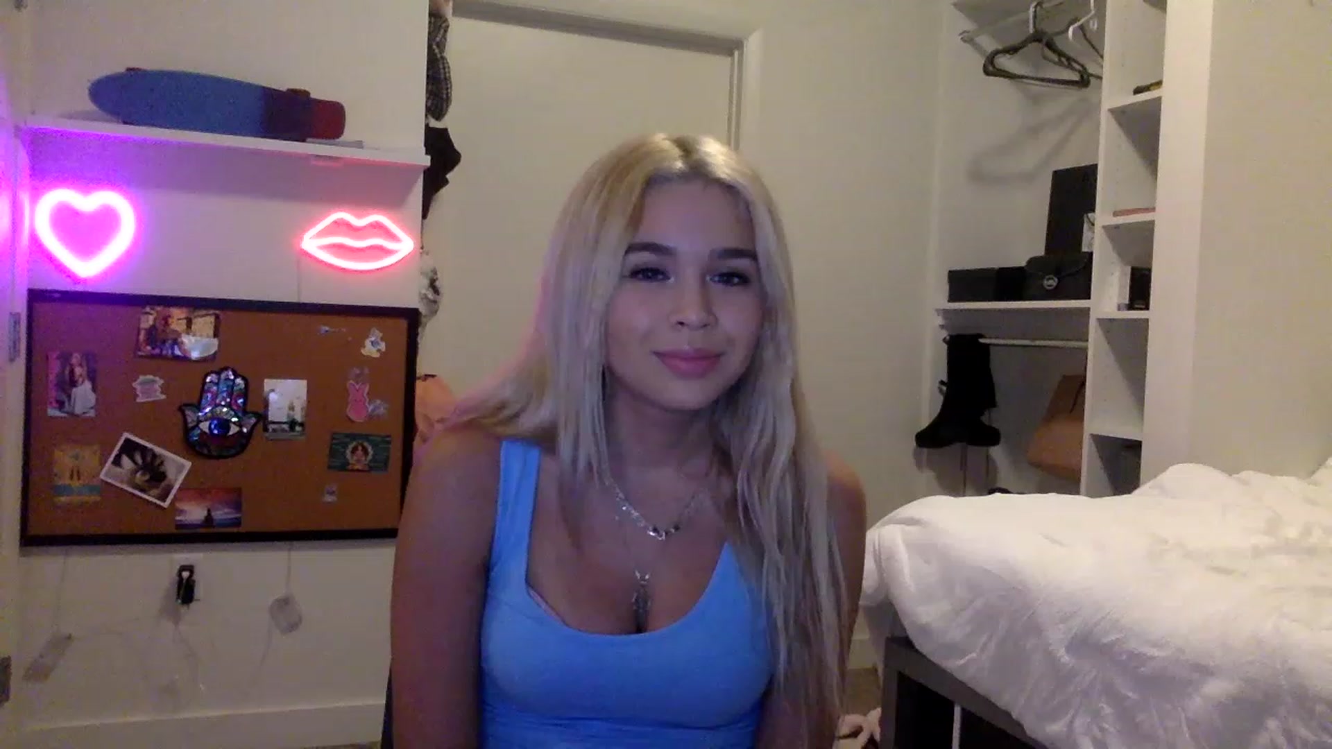 Gallery image thumbnail from sincerelypeny's myfreecams stream on, 05/18/2023, 23:26 image 4 of 20